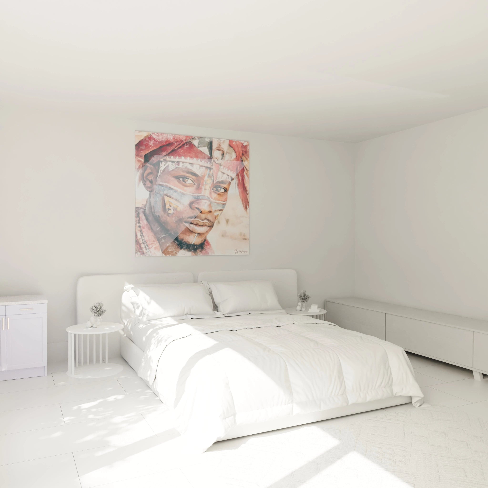 Tableau portrait africain décoratif accroché au-dessus d'un lit dans une chambre moderne et lumineuse