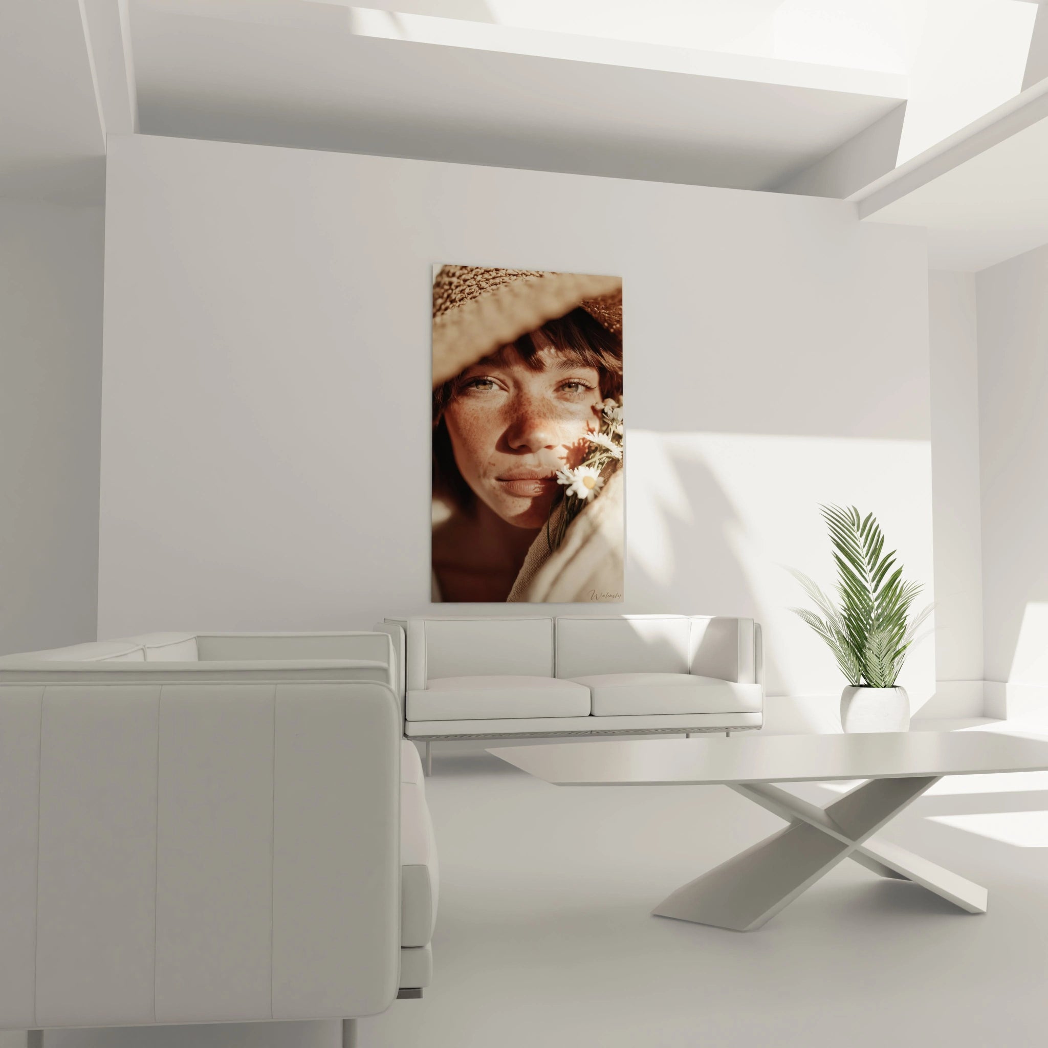 Walensky tableau portrait femme été accroché dans un salon minimaliste blanc montrant une femme au chapeau de paille et fleurs