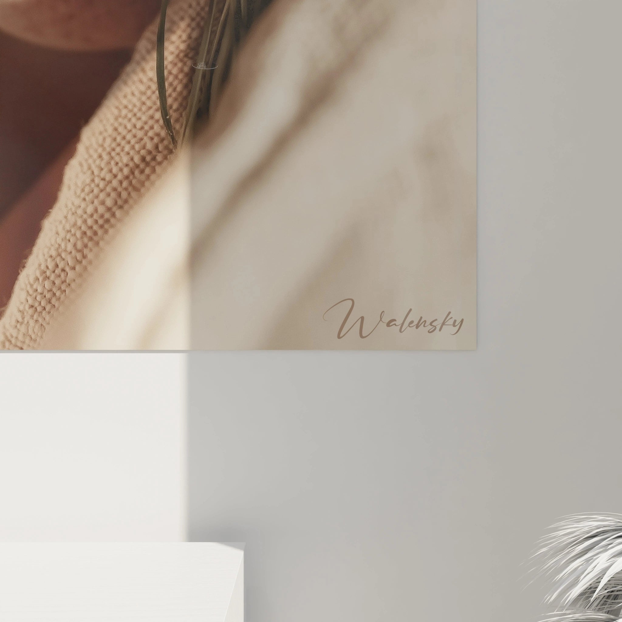 Walensky tableau portrait femme été en tons beige, gros plan sur textile et mèche de cheveux