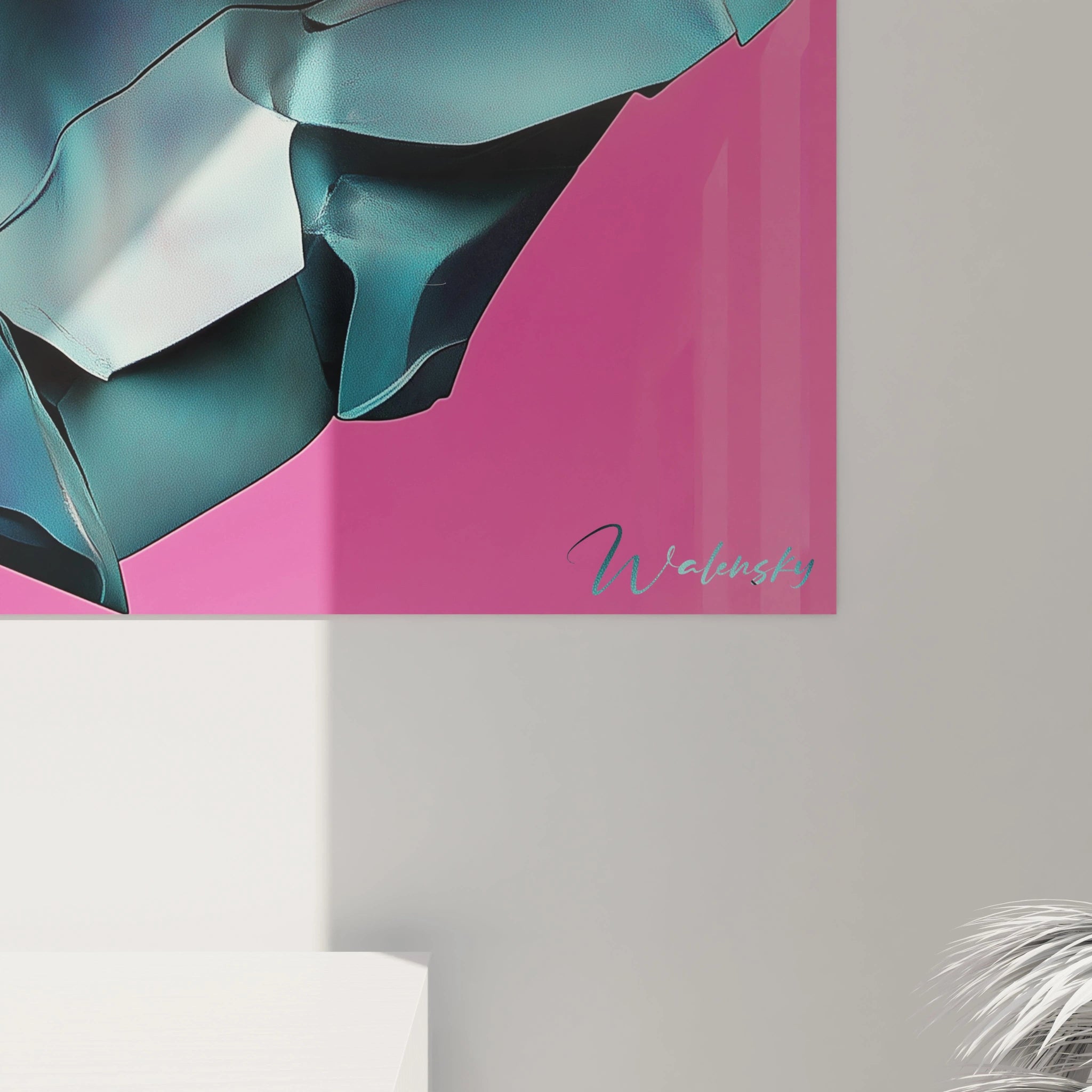 Un tableau statue antique réinventé affichant un visage classique aux traits sereins, décomposé en éclats géométriques bleu-vert métallisés et rose pâle, avec des effets de relief et de profondeur sur fond magenta intense.