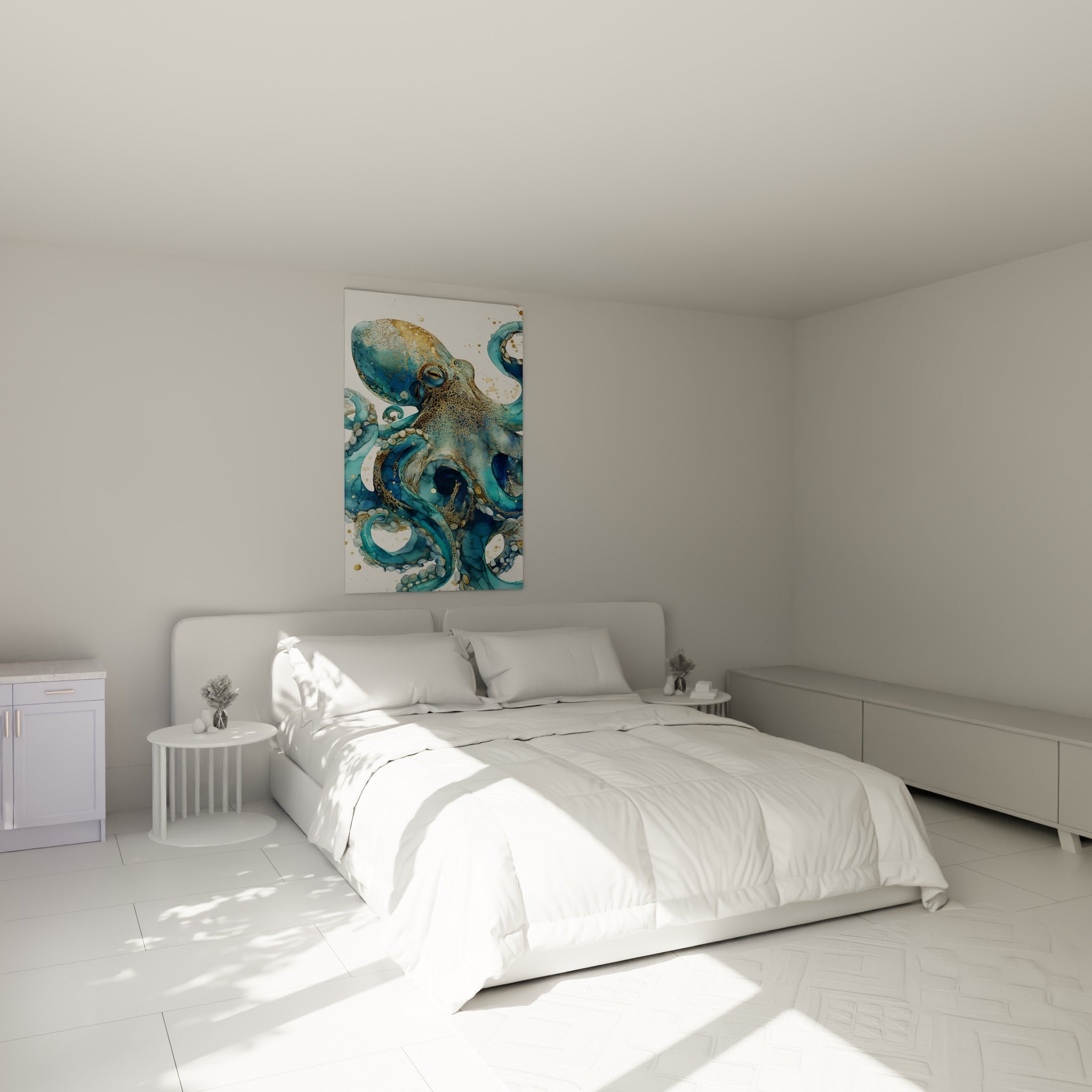 Créature marine bleu marine et or déployée au-dessus d'un lit dans une chambre claire