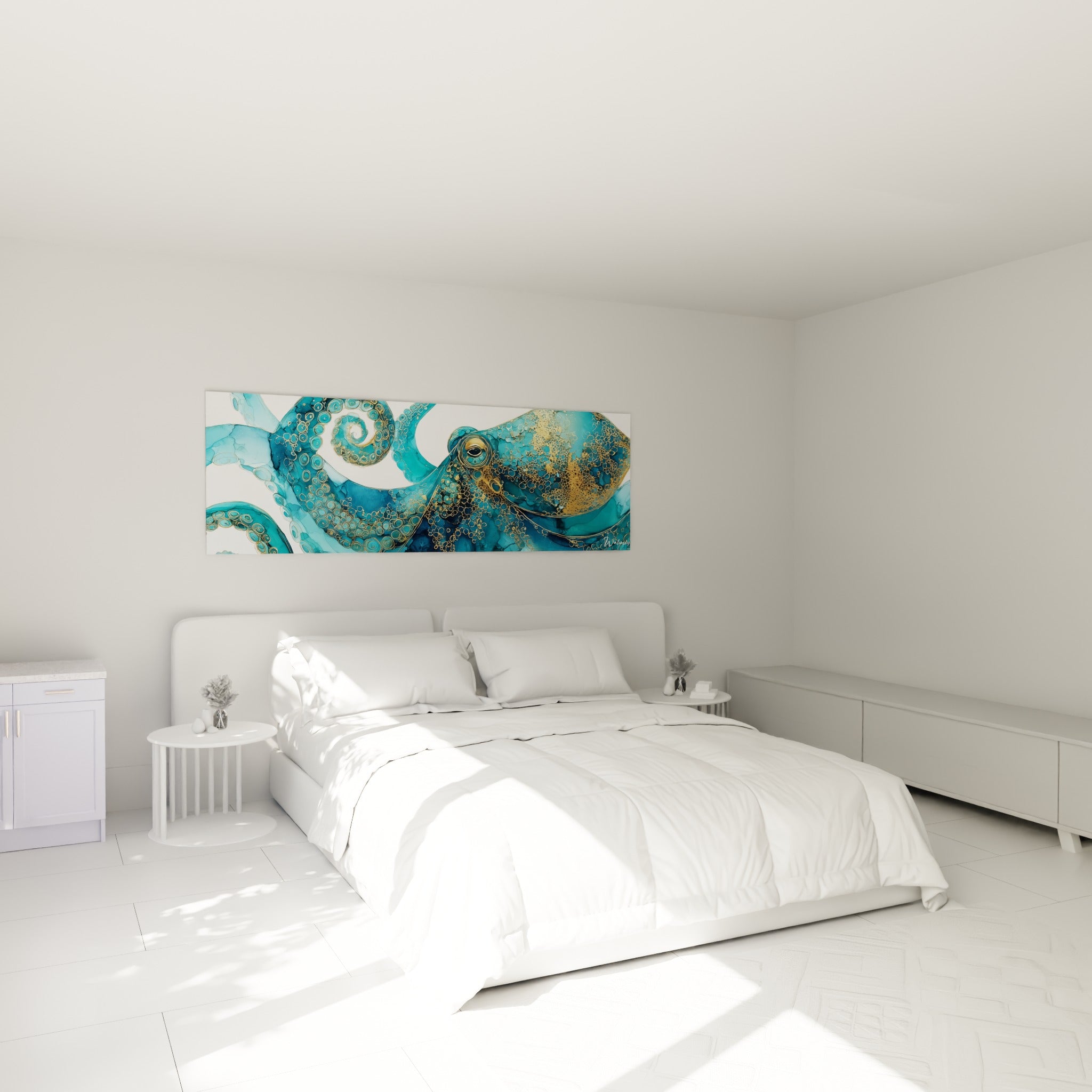 Créature marine turquoise et dorée aux ventouses détaillées, accrochée au-dessus d'un lit dans une chambre claire