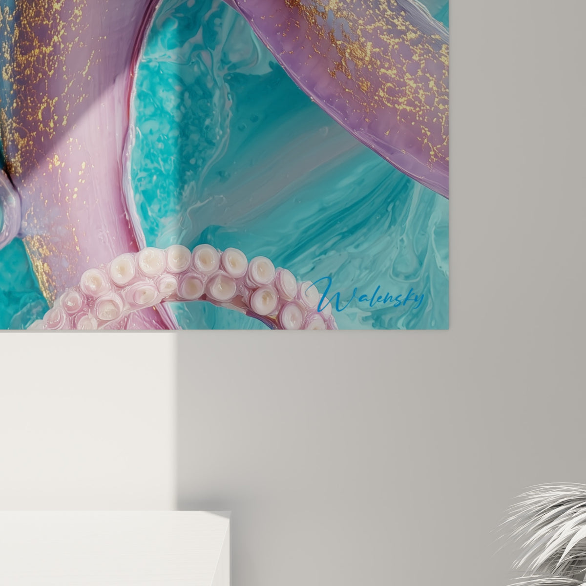 Grain doré et coulures marbrées du poulpe turquoise et rose pâle visibles en gros plan sur la toile.
