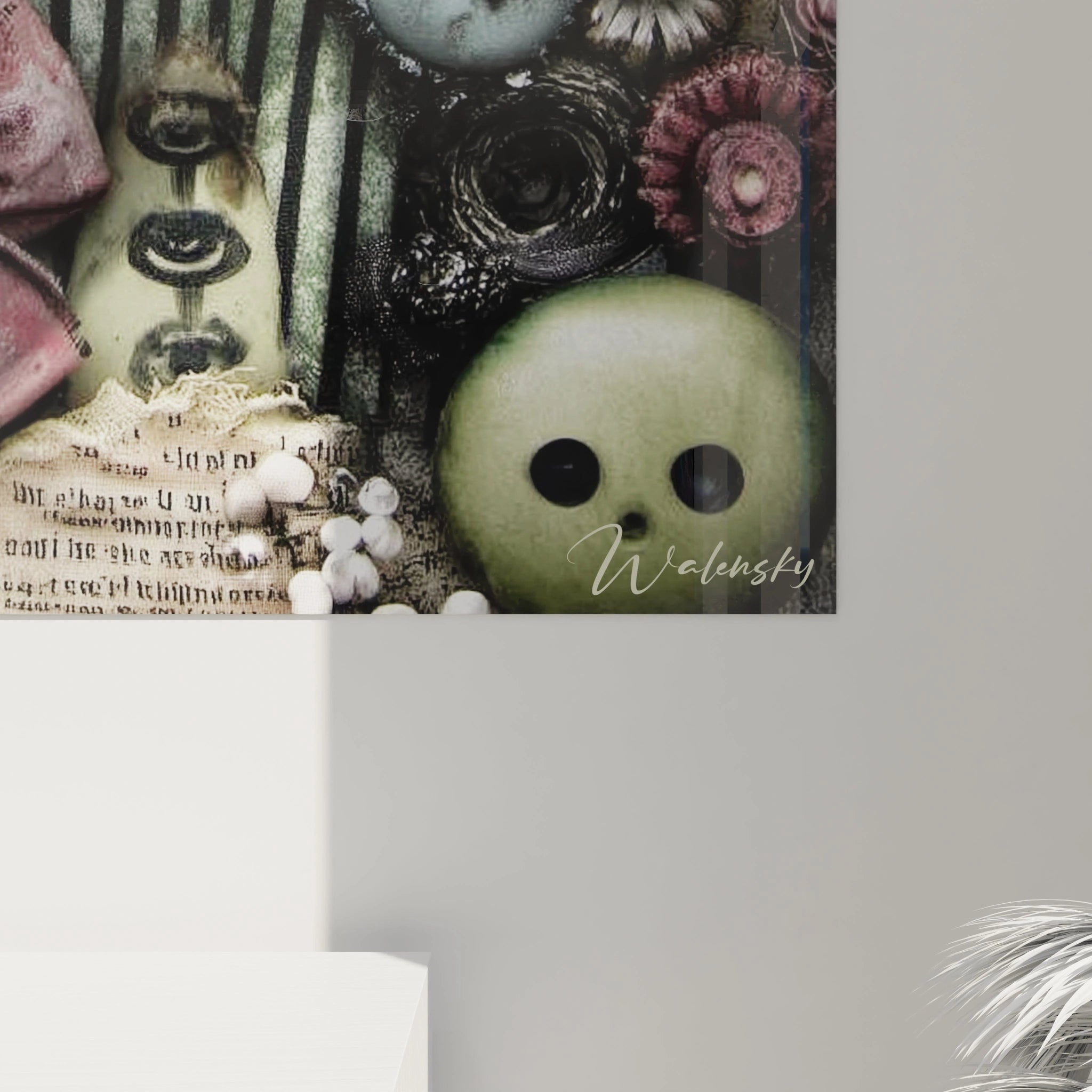 Walensky tableau poupée halloween mural collage macabre avec visage de poupée bouton vert yeux noirs et détails vintage