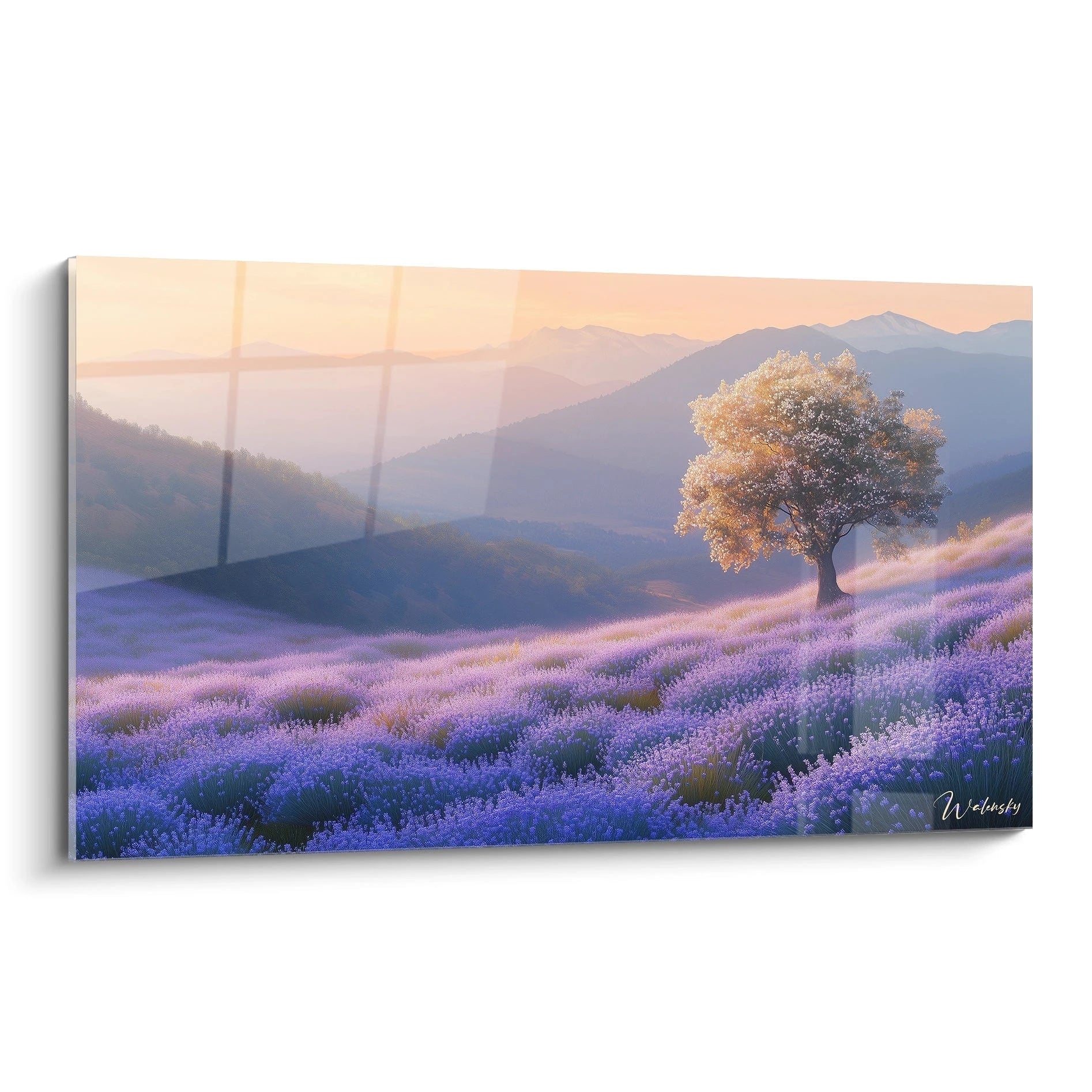 Un tableau paysage représentant un champ de lavande violet, un arbre aux reflets dorés et des montagnes bleutées en arriÚre-plan, avec des effets de brume et une lumiÚre dégradée au coucher du soleil.