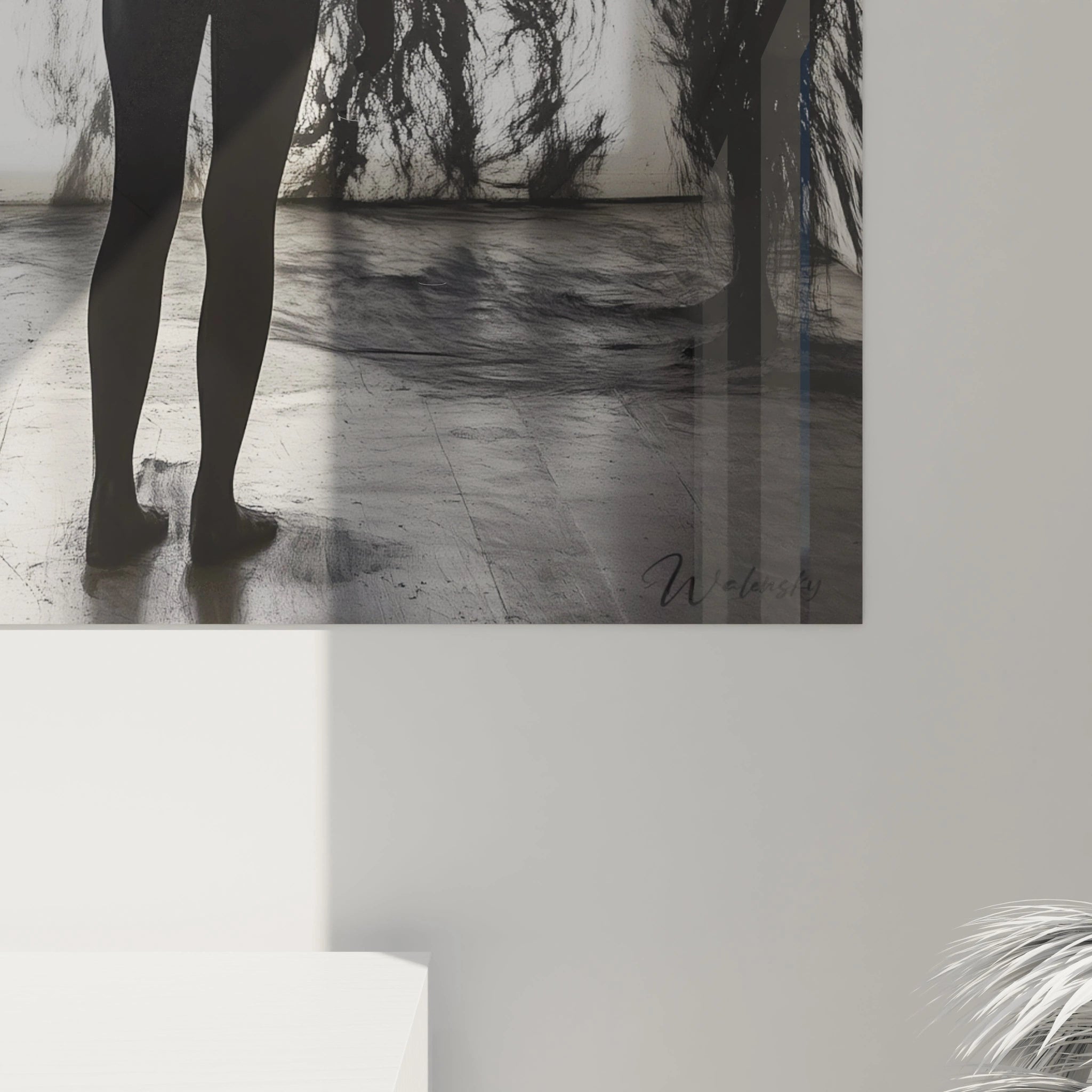 Tableau minimaliste capturant une silhouette humaine solitaire dans un espace blanc envahi de projections d'encre noire, où les contrastes prononcés et les textures filamenteuses créent une tension visuelle entre présence et absence.