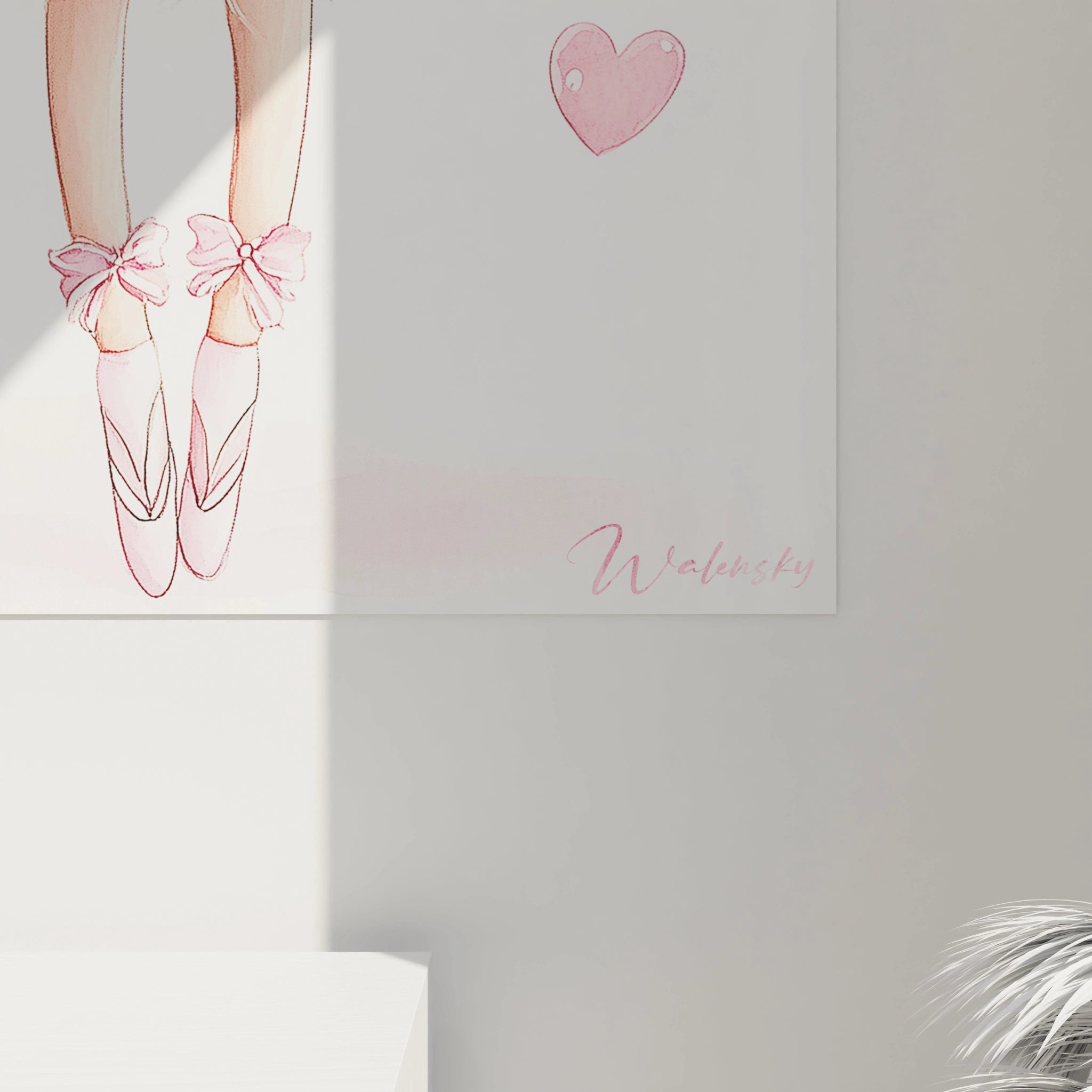 Un tableau princesse pour enfant représentant une fillette coiffée de chignons fleuris, en équilibre sur la pointe des pieds, avec des teintes dominantes de rose, blanc et or rose sur un fond lumineux.