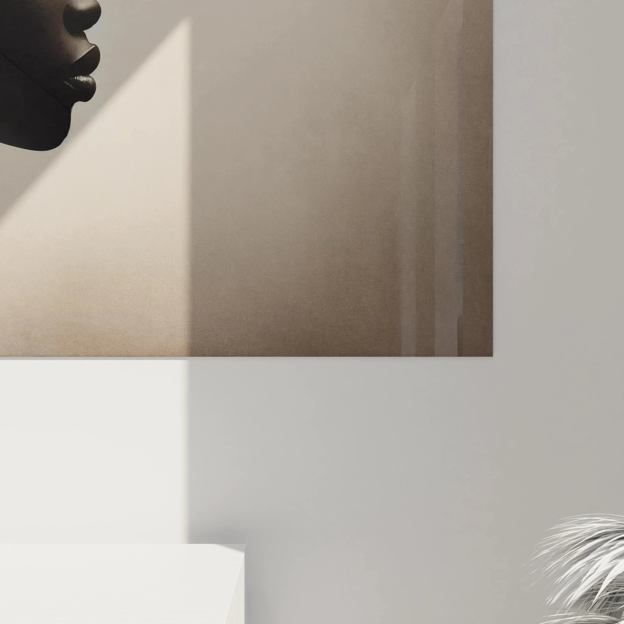 Vue rapprochée du tableau africain, montrant les détails des formes organiques et des textures sculpturales. Les couleurs terreuses et les lignes pures symbolisent l’harmonie culturelle et naturelle.