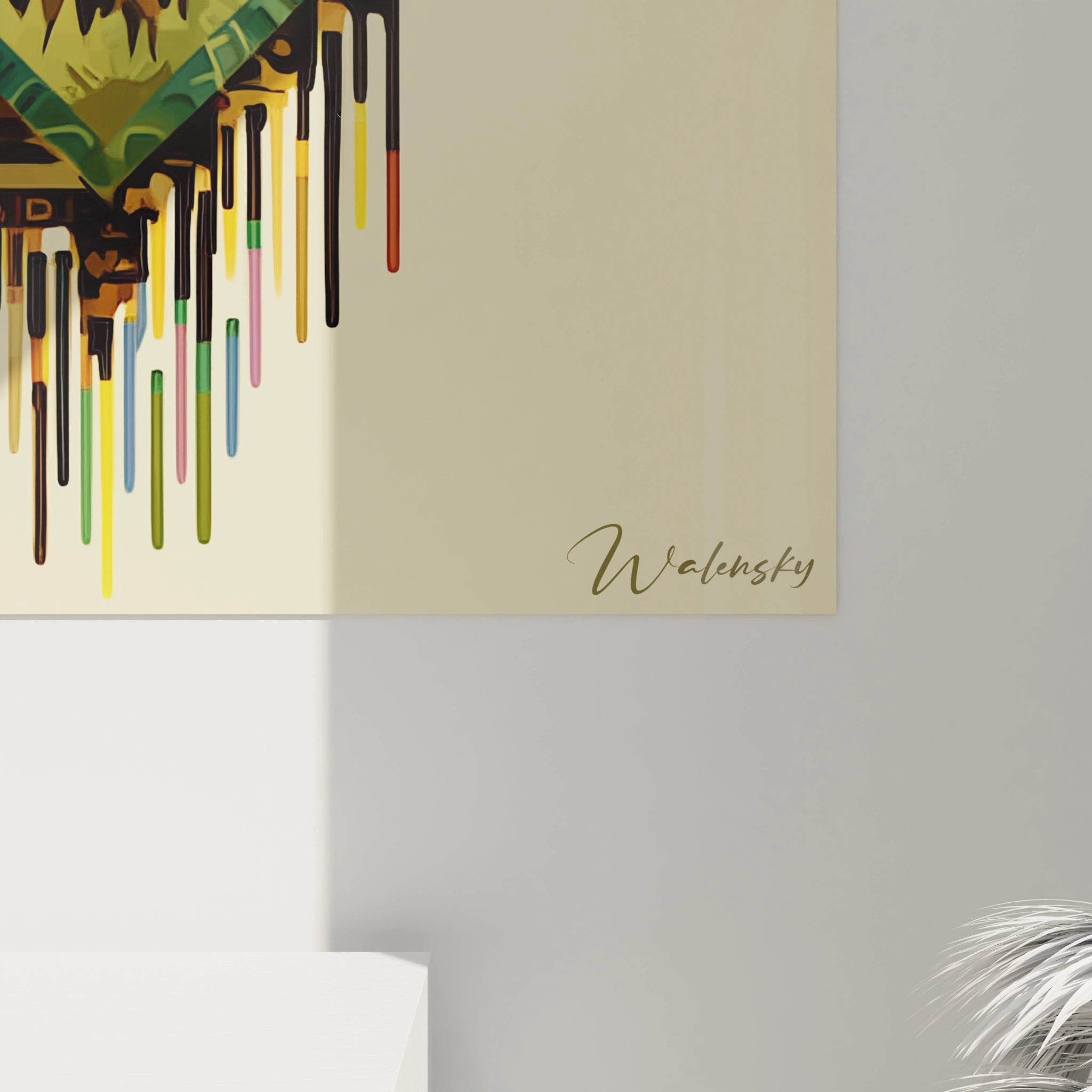 tableau art tribal moderne Walensky gros plan masque tribal coloré avec coulures peintes sur fond beige