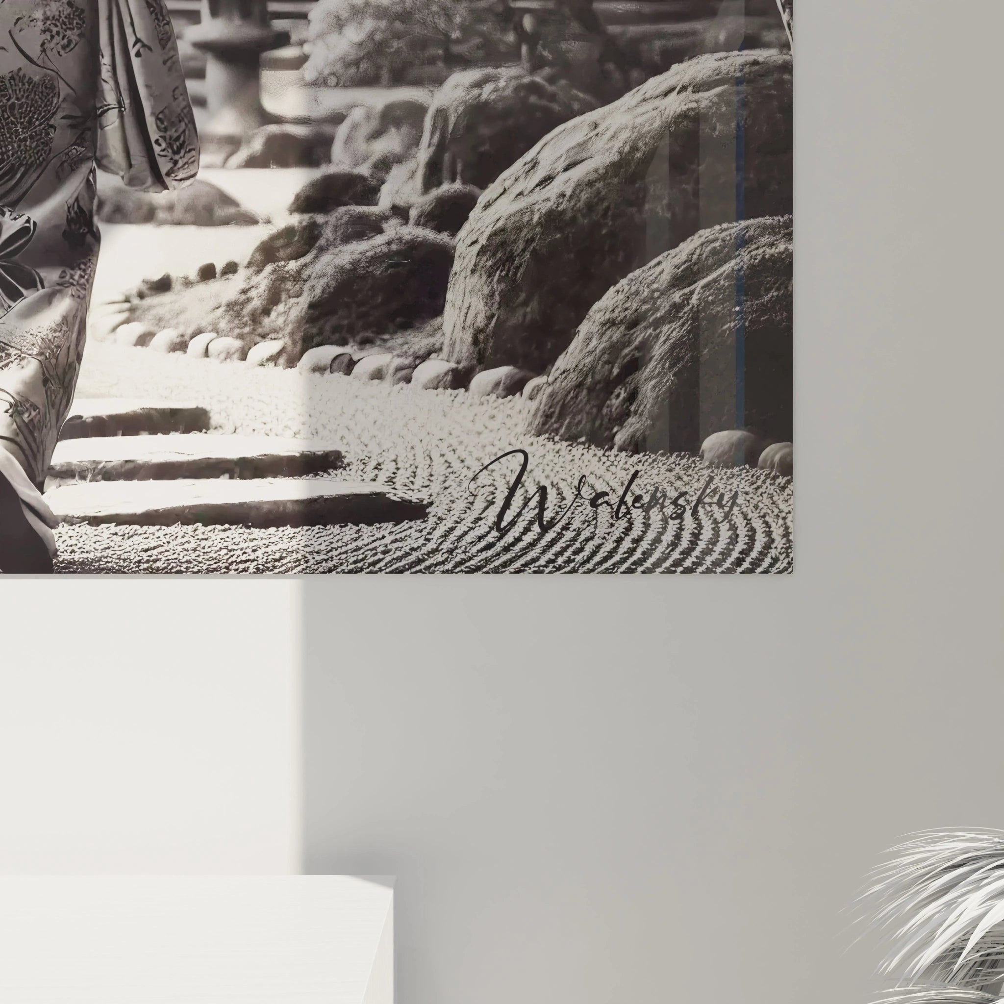 Vue rapprochée du tableau noir et blanc, textures détaillées des motifs japonais, lumière tamisée des lanternes, contraste saisissant entre ombres et lumières, une invitation à la contemplation.