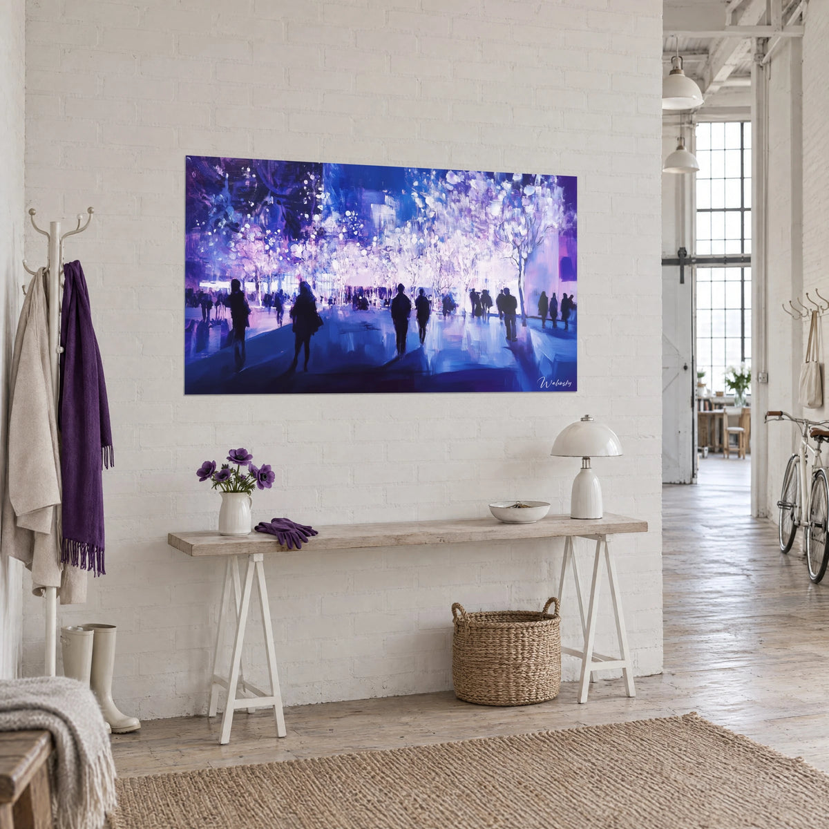 Tableau allée d'arbres blancs illuminés, passants en ombre sur sol bleu cobalt et lilas, vue de trois-quarts dans un loft