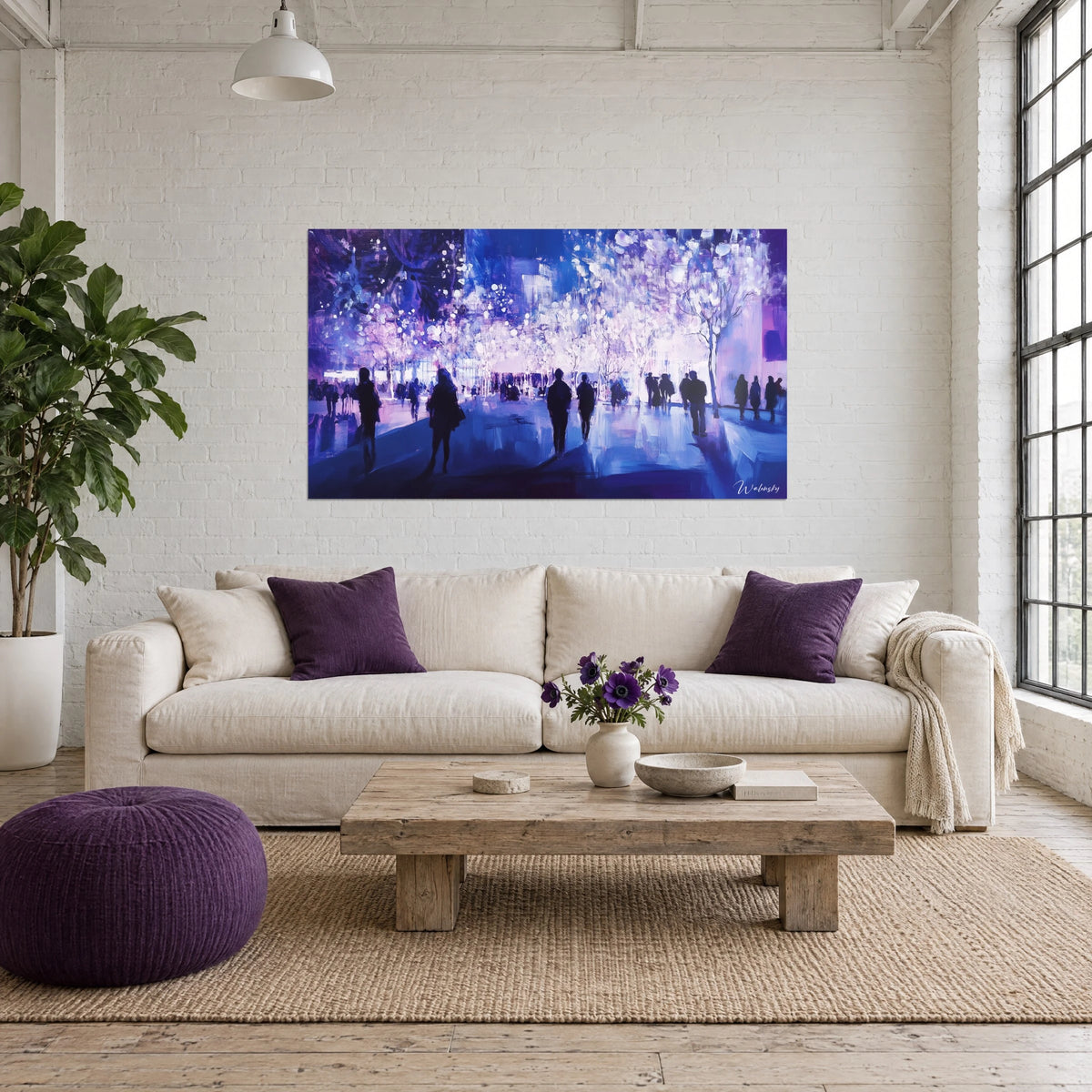 Tableau promenade nocturne de silhouettes sous arbres en fleurs violets et bleu nuit, au-dessus d'un canapé dans un salon lumineux