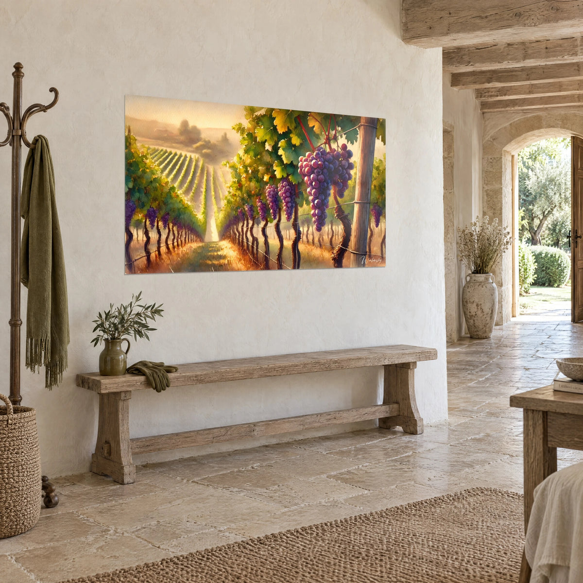 Quadro filari di vite immersi in una foschia ocra, grappoli porpora e pietra chiara, vista di tre quarti, casa di campagna