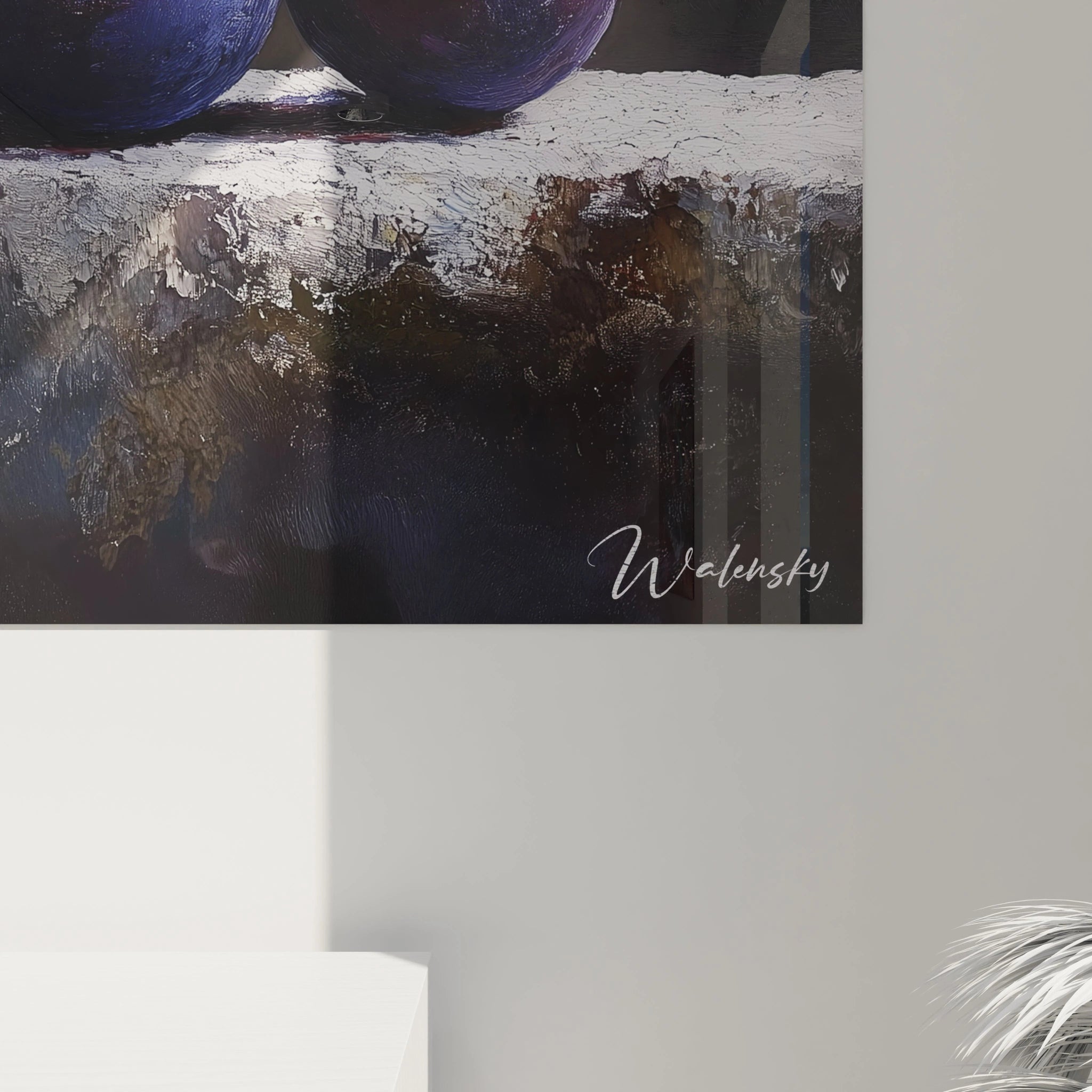 Un tableau prune montrant trois fruits posés sur une pierre texturée, avec des teintes dominantes de violet, bleu et argent. Le fond noir crée un contraste marqué avec les éléments lumineux.