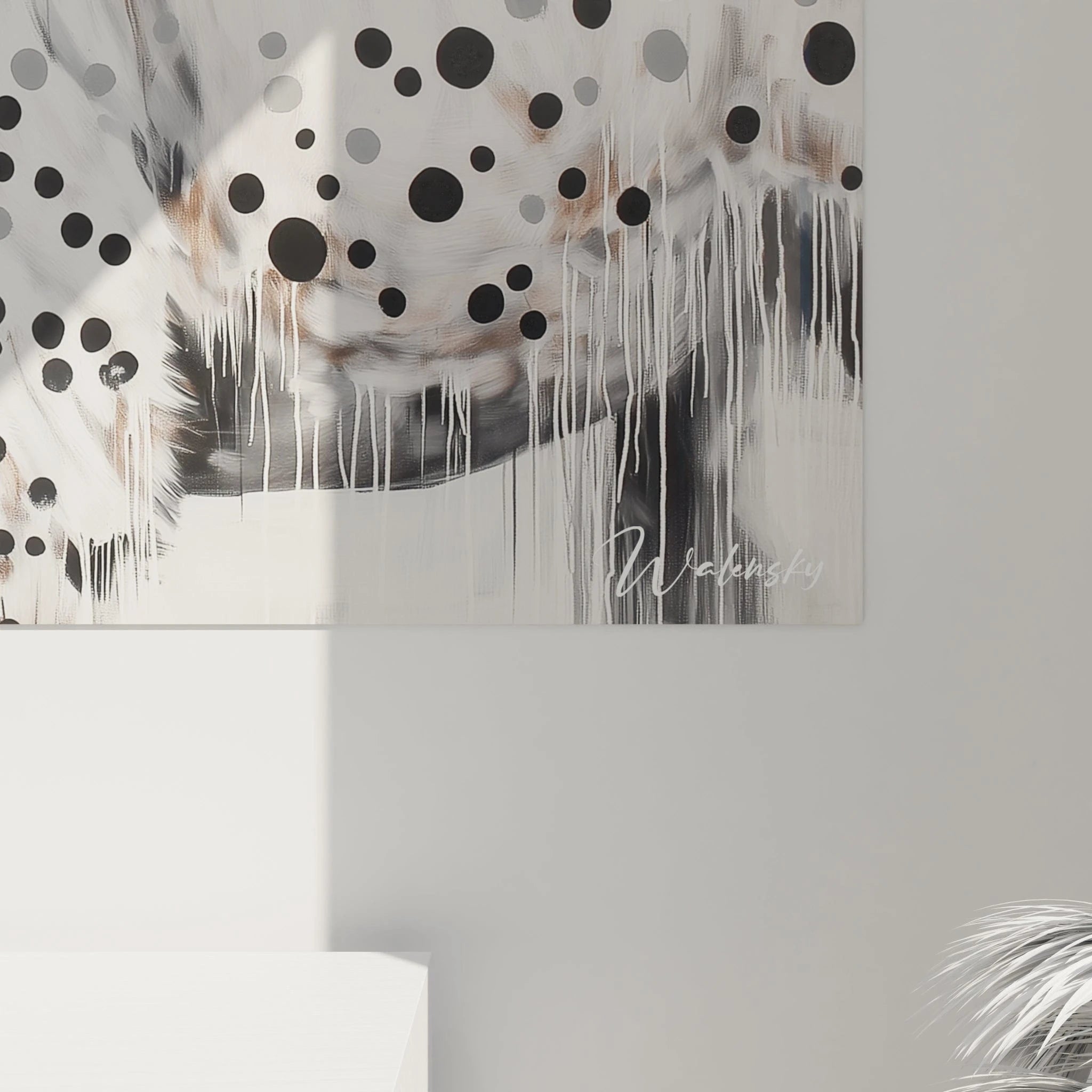 Tableau noir et blanc d'animaux avec des taches grises, signé Walensky, idéal pour la décoration intérieure