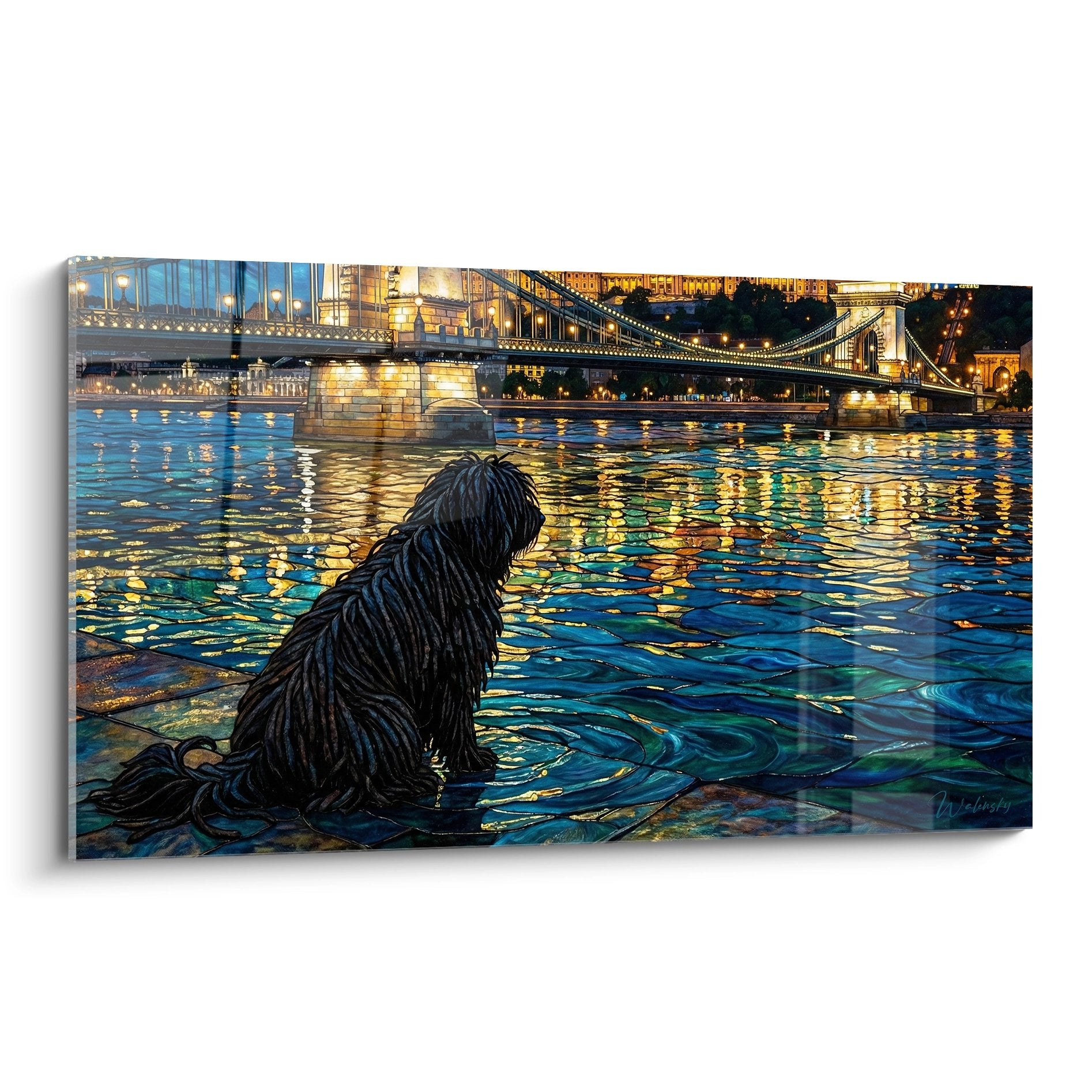 Tableau d'un Puli noir assis au bord de l'eau contemplant un pont illuminé aux reflets dorés sur la surface ondulante
