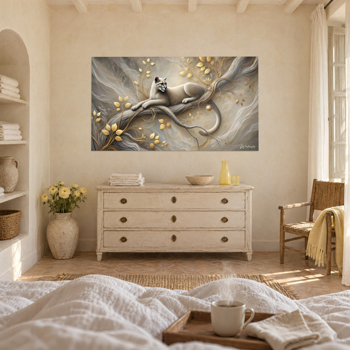 Schilderij van een grote taupekleurige wildekat languit op een tak, gouden gebladerte en grijze nevels, boven een bed in een lichte slaapkamer