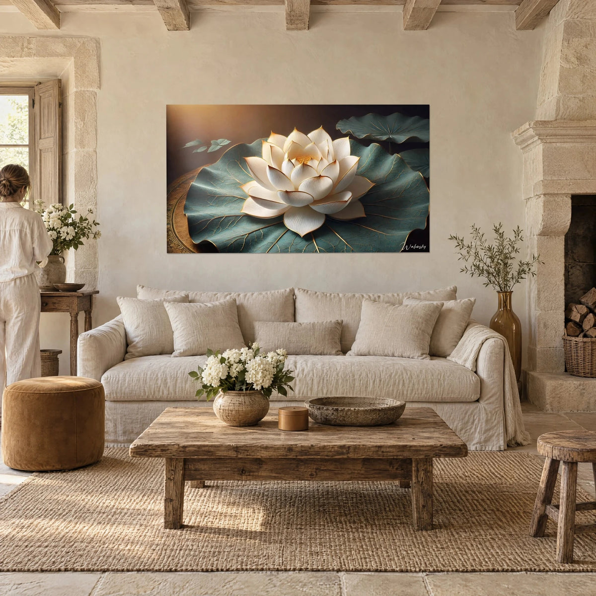 Schilderij witte lotus met goudgerande bloemblaadjes op een blauwgroen blad, boven een bank in een lichte woonkamer