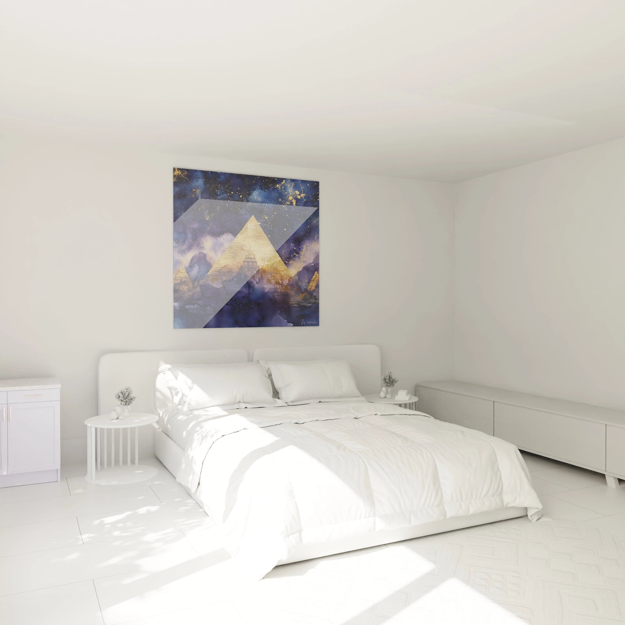 Tableau Egypte mural Walensky avec pyramide dorée sur fond bleu et violet dans une chambre moderne