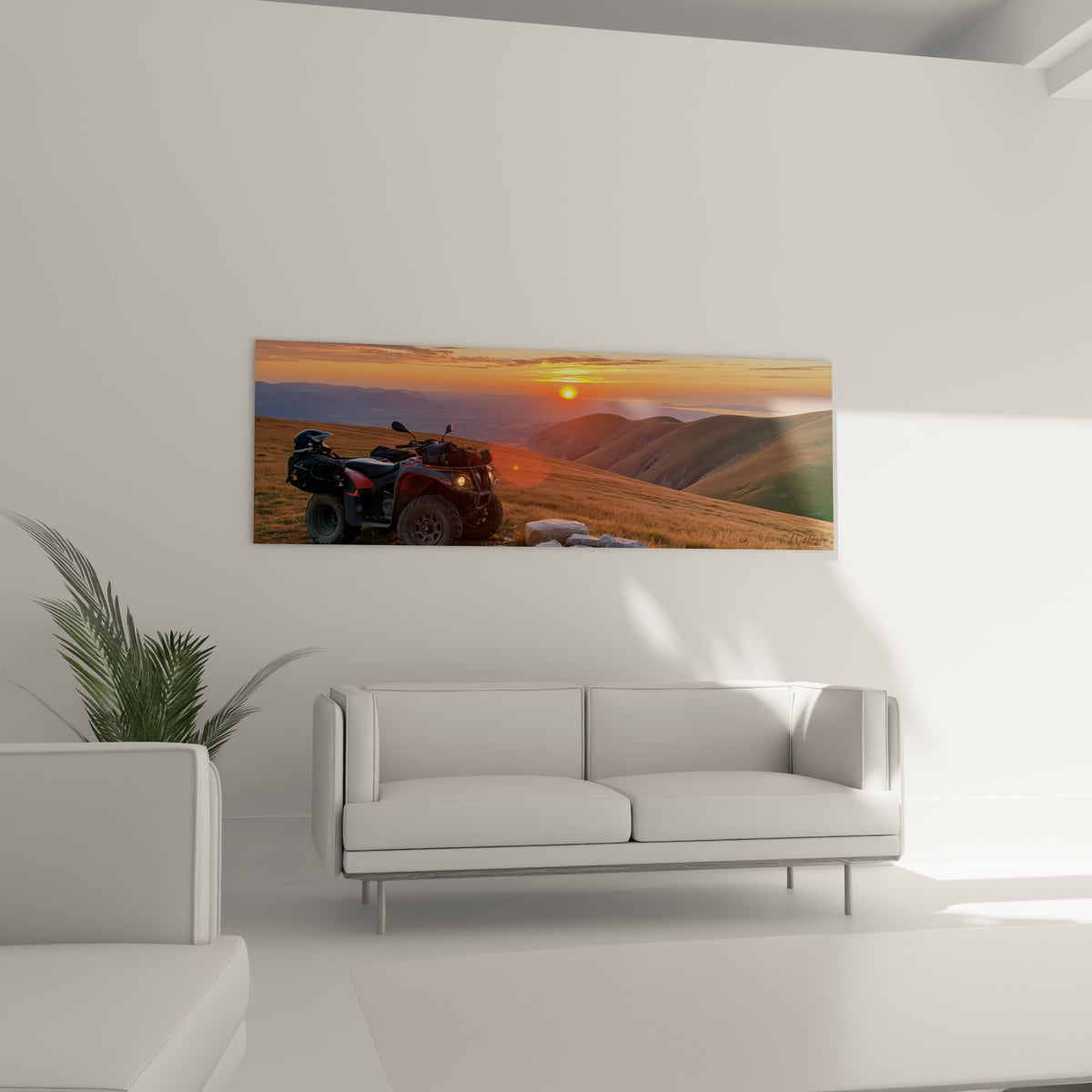 Silhouette du quad anthracite devant les collines dorées, au-dessus d'un canapé dans un salon lumineux