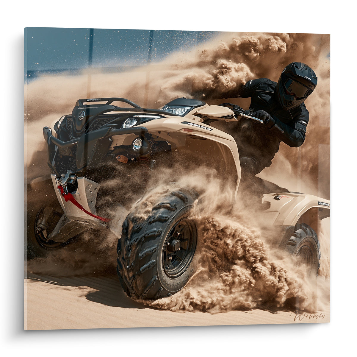 Quad beige soulevant un panache de sable ocre, pilote en noir penché dans un virage sous ciel bleu marine