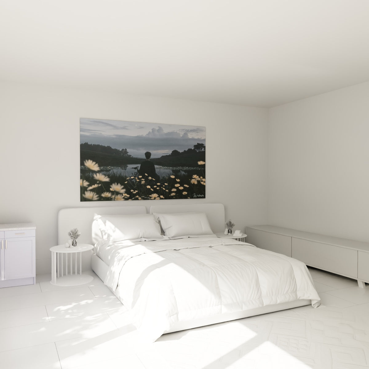 Silhouette contemplative sur quad, ciel bleu nuit et fleurs ocre, au-dessus d'un lit dans une chambre claire