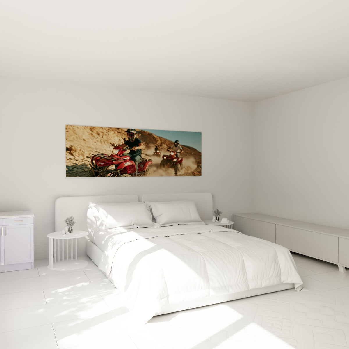 Pilotes de quad rouge soulevant la poussière ocre, accroché au-dessus d'un lit dans une chambre claire