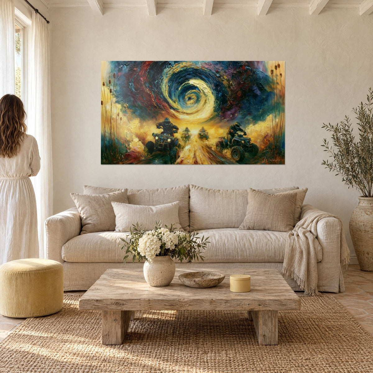 Tableau quads lancés dans un tourbillon doré et bleu nuit, empâtements vifs, couple de dos au-dessus d'un canapé dans un salon lumineux