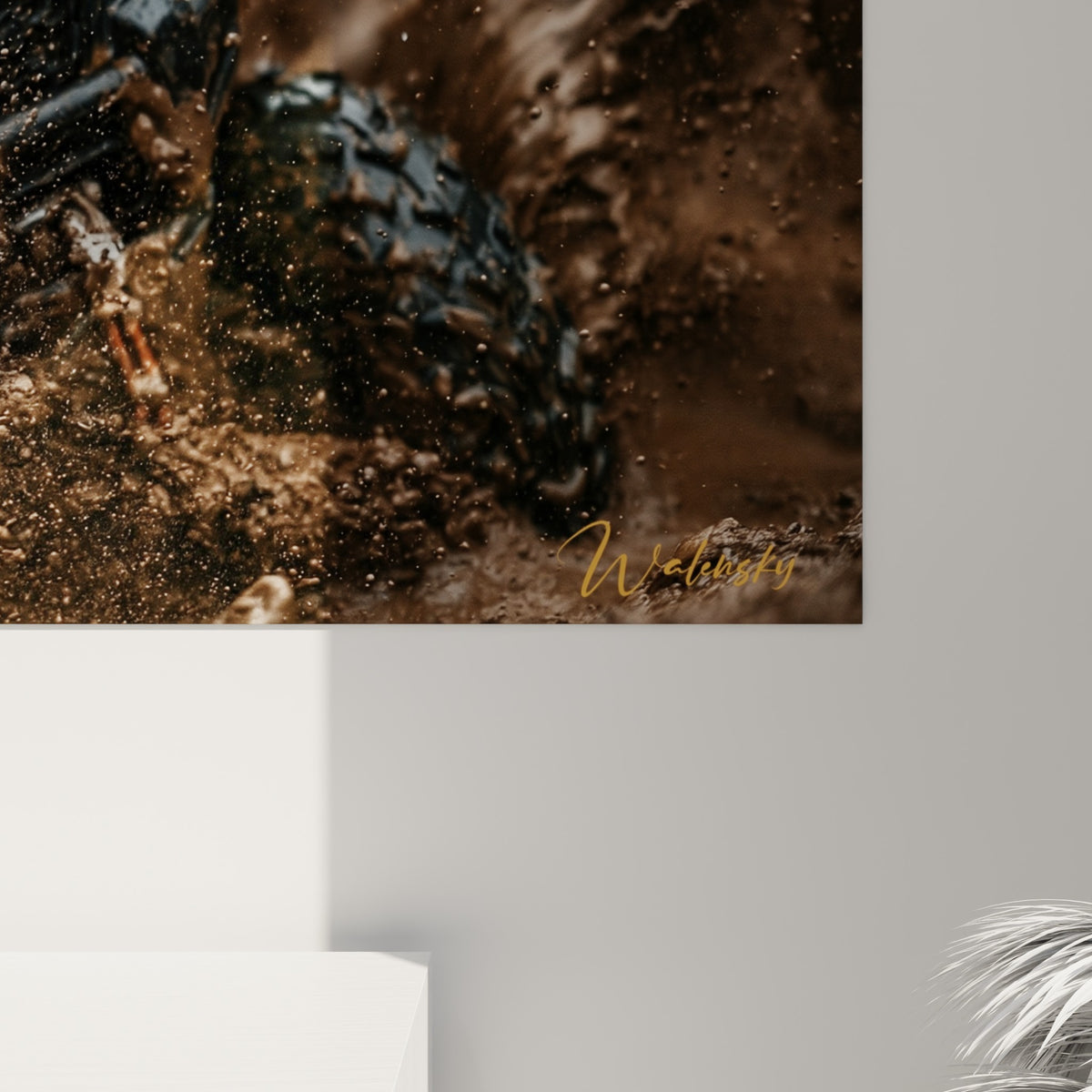 Détail des projections de boue anthracite et des reflets jaunes sur la matière imprimée de l'œuvre
