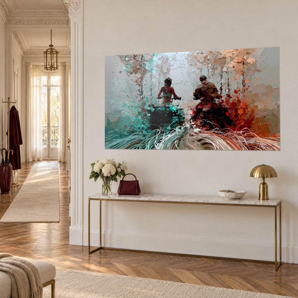 Schilderij duo van quadrijders die de mist doorklieven, turquoise en terracotta spatten, bleke berken, vergulde console en gang in Haussmann-stijl