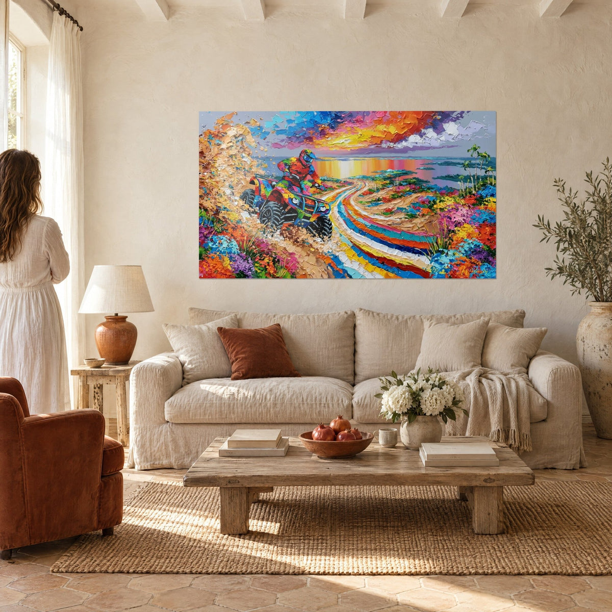Tableau quad multicolore lancé sur un chemin sableux, ciel orange et violet, touches épaisses au couteau, au-dessus d'un canapé dans un salon lumineux
