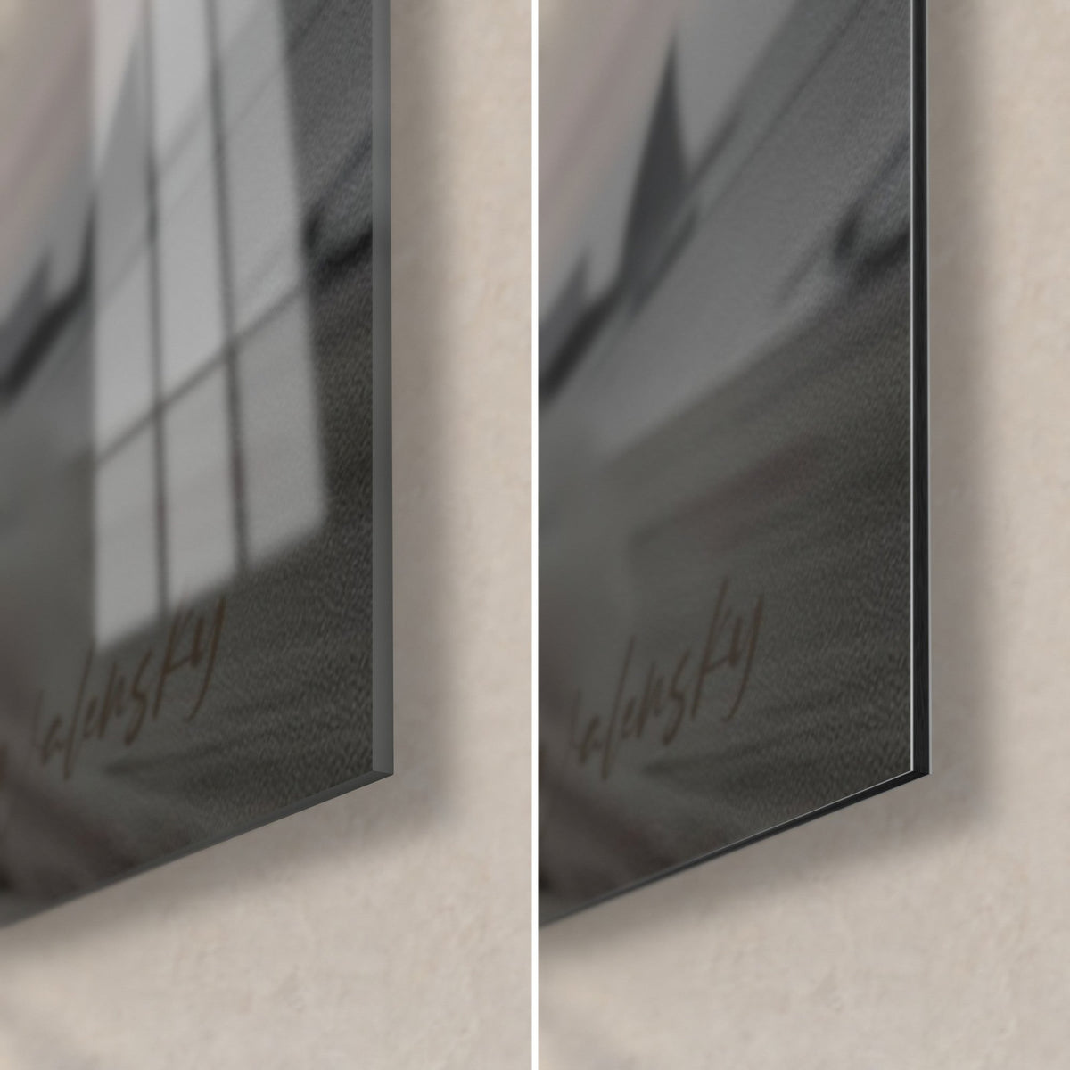 Wall art of a quad chase across a dune, bottom right corner: glossy grey acrylic glass with reflections on the left, matte black Dibond on the right, 3 mm edge
