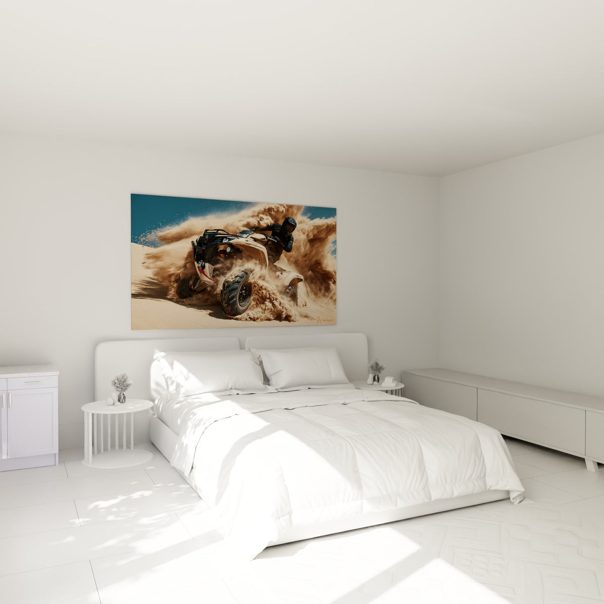 Pilote casqué sur quad beige dans un tourbillon de sable ocre, au-dessus d'un lit dans une chambre claire