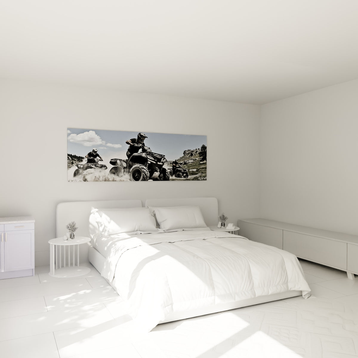 Pilotes de quad gris et noir lancés dans la poussière, accrochés au-dessus d'un lit dans une chambre claire