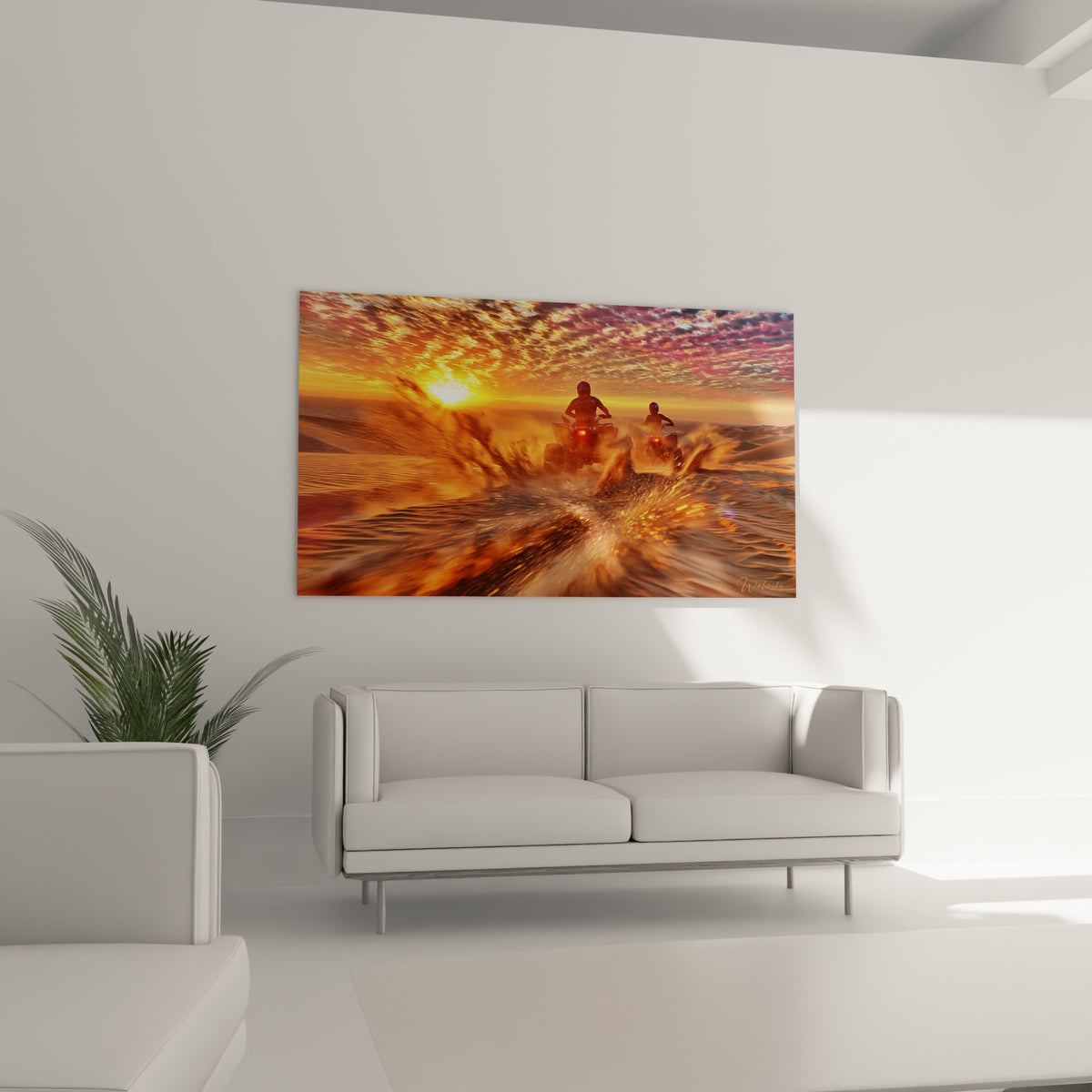 Deux quads soulevant une gerbe de sable ocre sous un ciel violet, au-dessus d'un canapé dans un salon lumineux