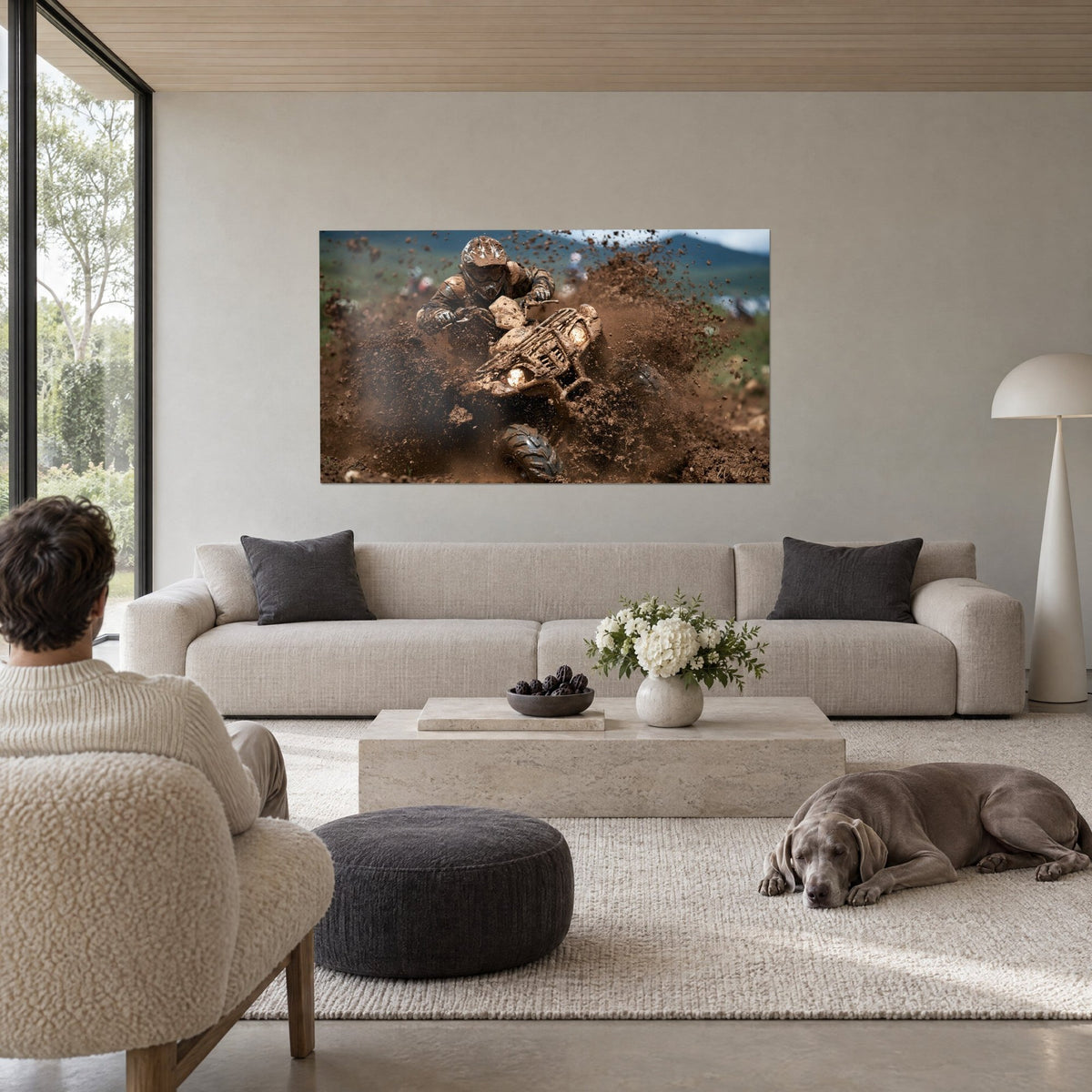 Tableau quad lancé dans la gadoue, pilote casqué sous les éclats bruns et beiges, au-dessus d'un canapé dans un salon lumineux
