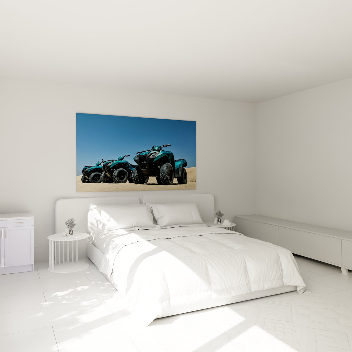 Quads turquoise et noir photographiés dans le désert, accrochés au-dessus d'un lit dans une chambre claire