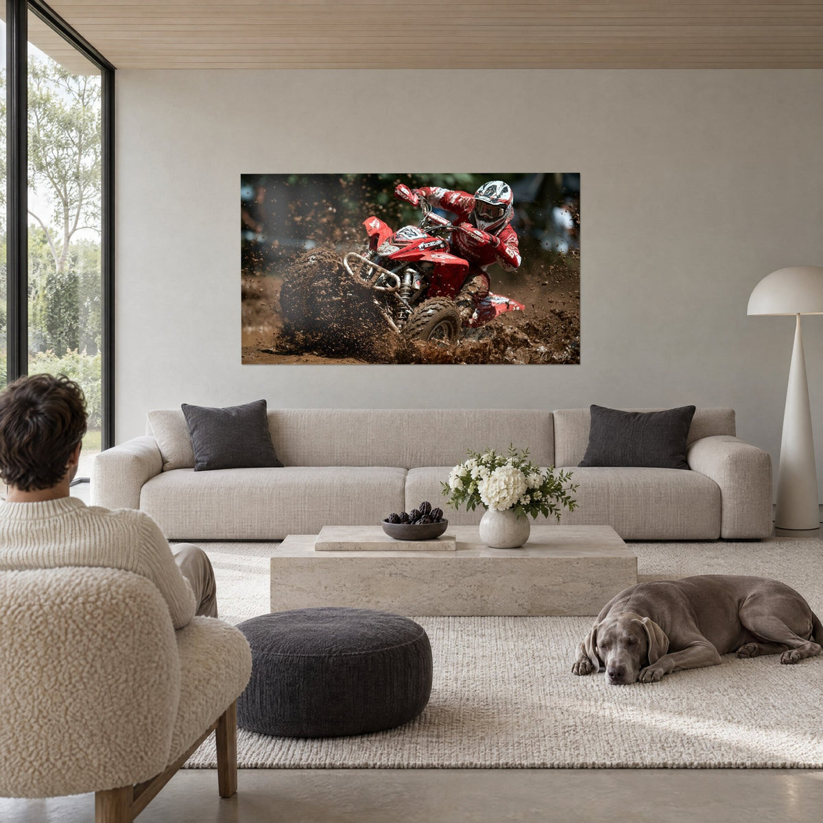 Cuadro de un piloto de quad inclinado en una lluvia de barro, casco blanco y mono rojo, marrón terroso, sobre un sofá en un salón luminoso