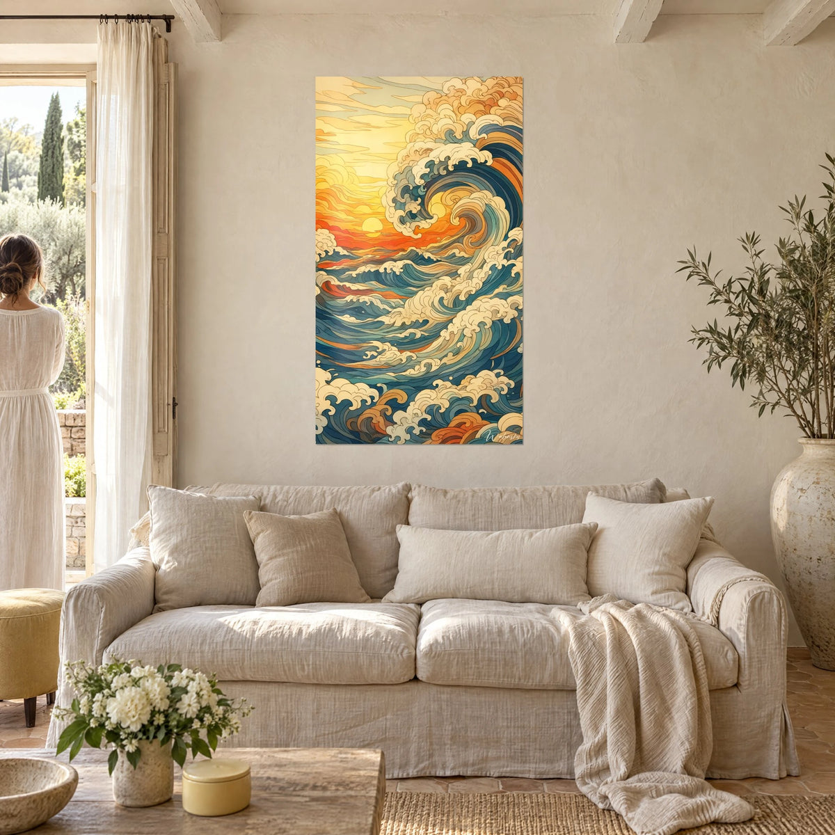 Schilderij van een grote Japanse golf met een kam van crèmekleurig schuim, saffraangele en petrolblauwe lucht, boven een bank in een lichte woonkamer