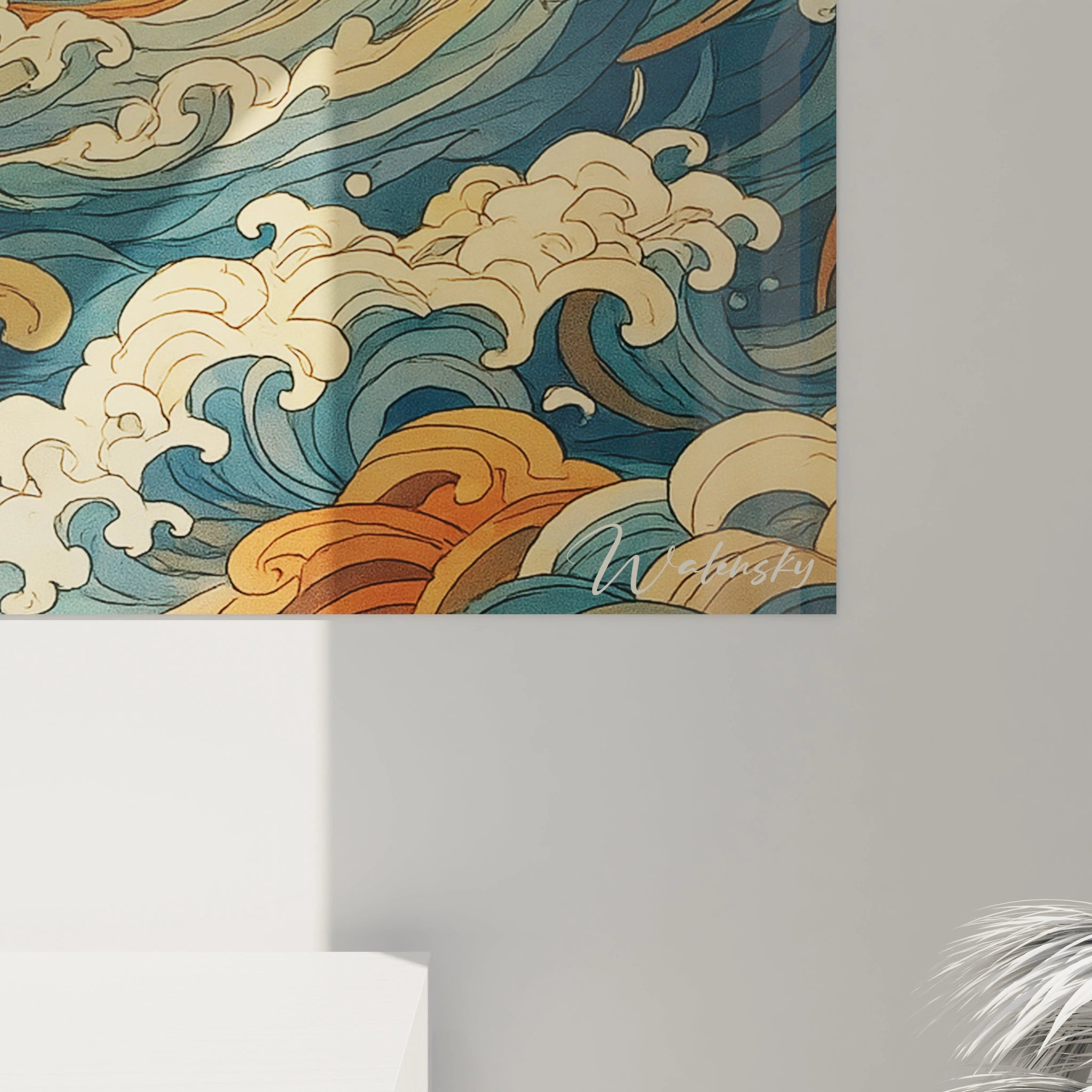 Un tableau vague hokusai représentant l'océan en mouvement avec des ondulations bleues, turquoise et marine sous un ciel orangé au soleil couchant. Les lignes courbes définissent clairement chaque vague tandis que les écumes blanches créent un contraste dynamique dans cette œuvre d'inspiration japonaise.