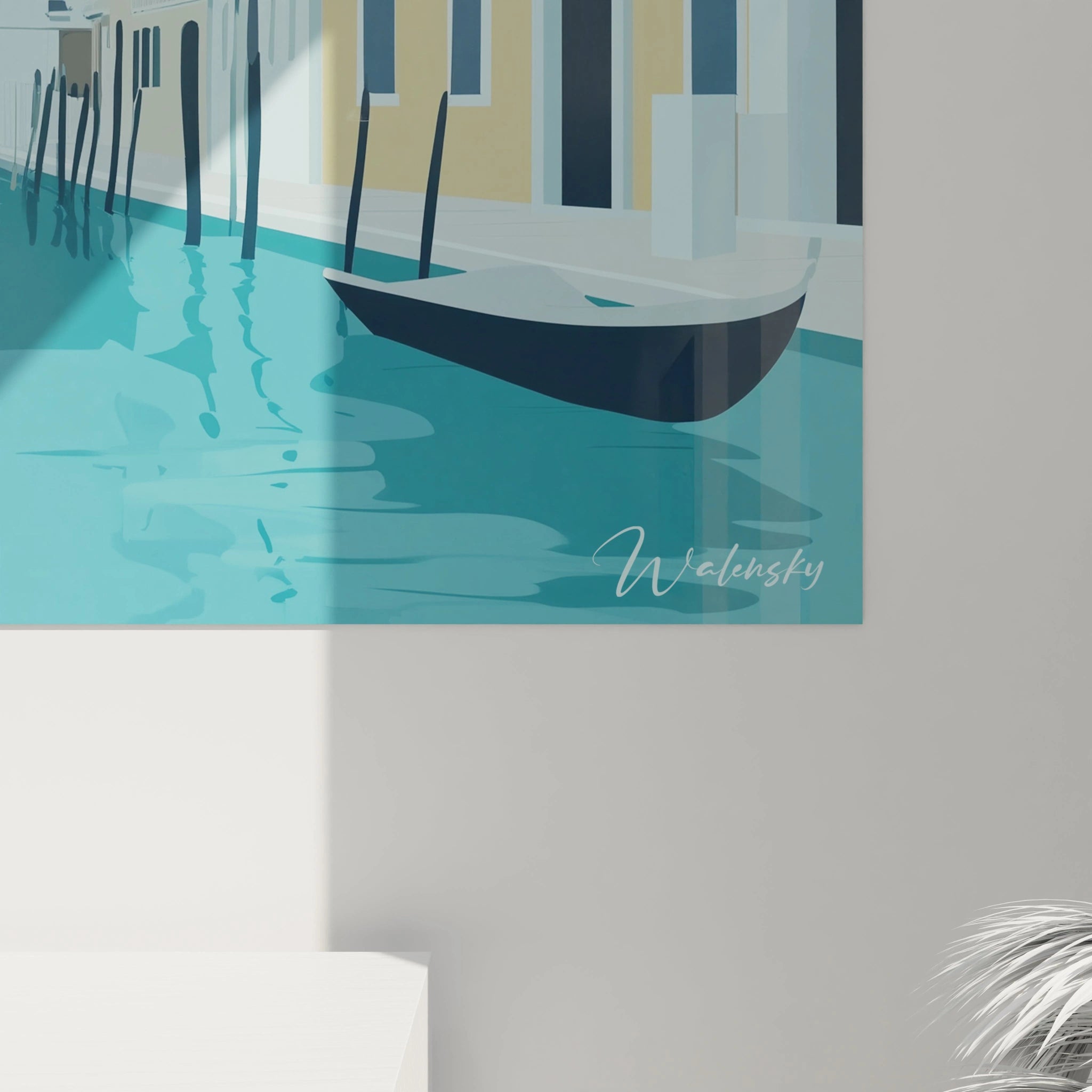 Un tableau paysage de Venise stylisé présentant un canal aux eaux bleu turquoise où se reflètent des bâtiments colorés aux façades jaunes, blanches et turquoise, avec des gondoles noires caractéristiques et un ciel d'un bleu lumineux.