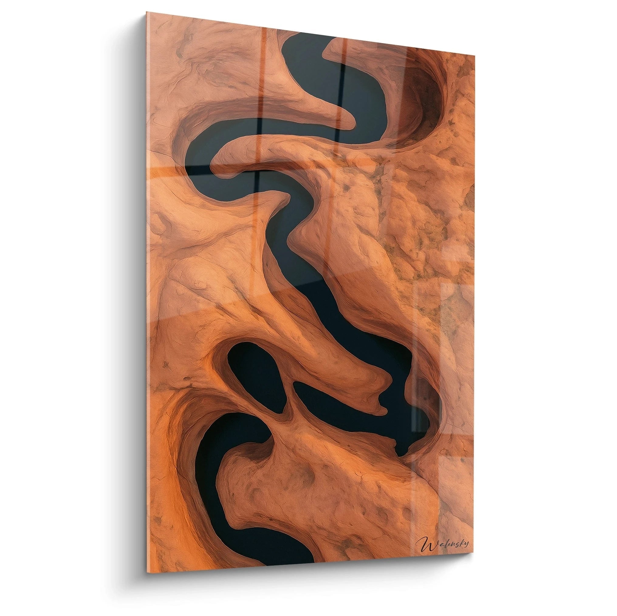 Un tableau canyon représentant une vue aérienne d'une gorge sinueuse traversant des formations rocheuses orange. Les textures rugueuses et stratifiées de la pierre contrastent avec le bleu foncé du canyon serpentant à travers le paysage désertique.