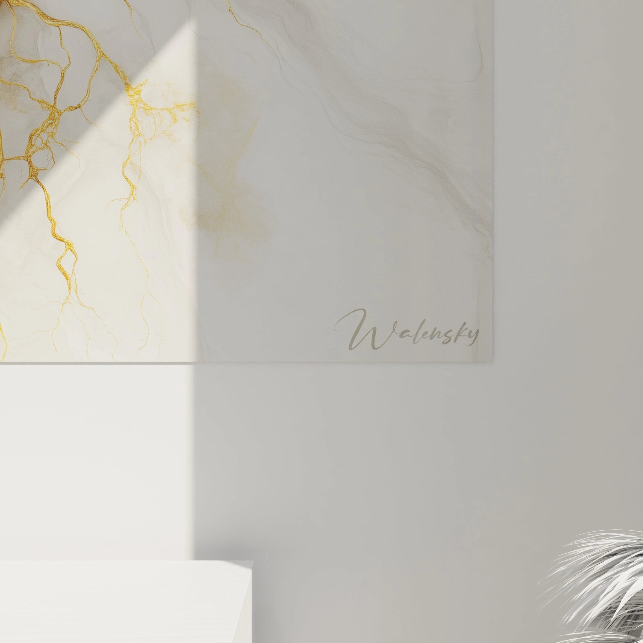 Tableau moderne abstrait de Walensky avec des motifs dorés sur fond marbré clair