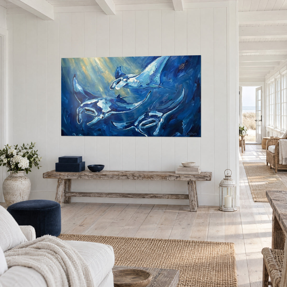 Tableau trois mantas glissant dans l'océan, coups de pinceau épais bleu cobalt et blanc crème, mur boisé blanc, maison de bord de mer