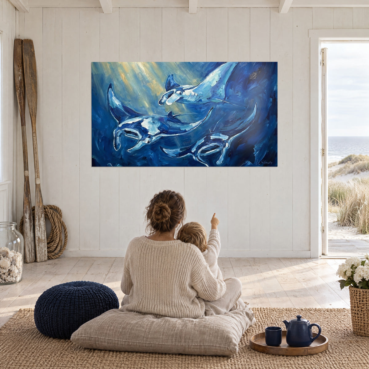 Tableau raies manta dans les profondeurs, spirales bleu marine et blanc laiteux, lueur dorée, salon ouvert sur la plage et les dunes