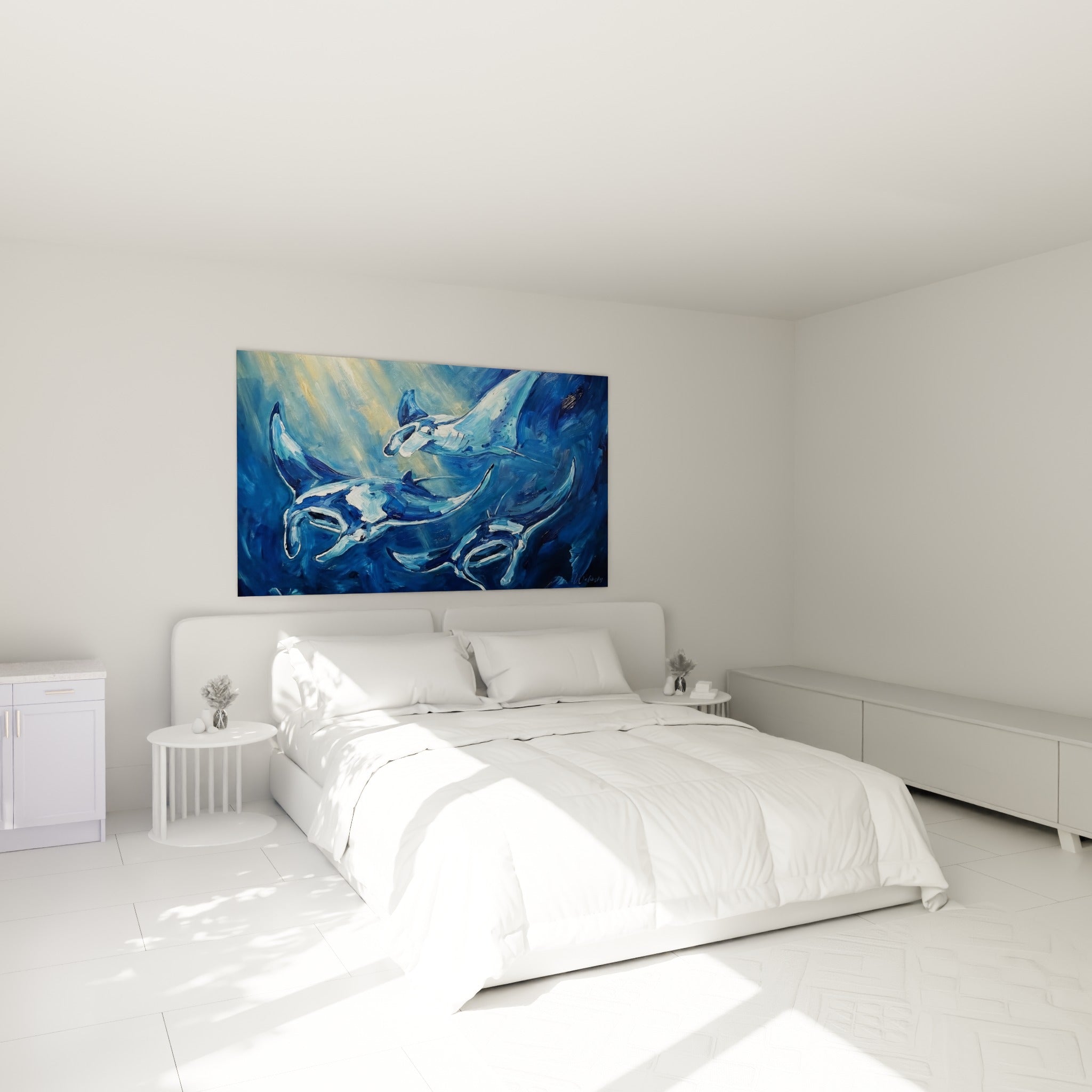 Trois raies mantas bleu marine et blanc en mouvement, accrochées au-dessus d'un lit dans une chambre claire