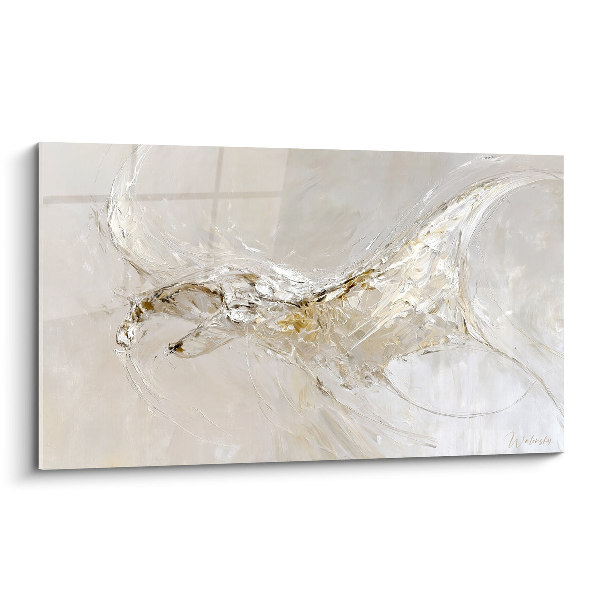 Raie manta blanche aux reflets dorés, silhouette sculptée en relief sur fond gris clair