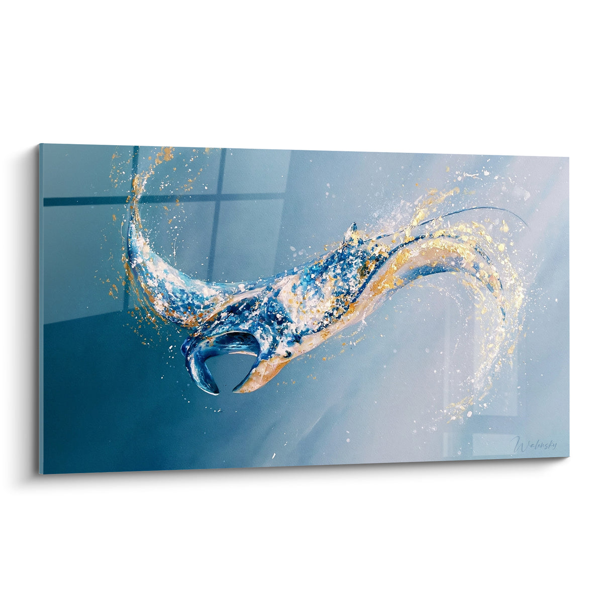 Raie manta bleu marine et dorée en plein mouvement, peinture texturée aux éclaboussures blanches
