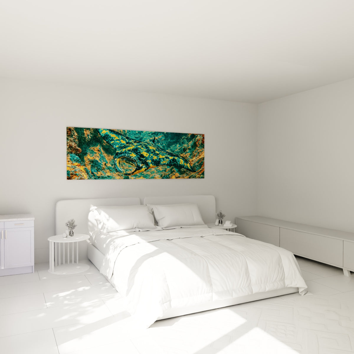 Créature marine dorée et bleu sarcelle accrochée au-dessus d'un lit dans une chambre claire