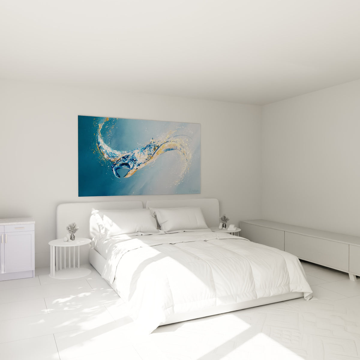 Raie manta aux tons bleus et dorés déployée au-dessus d'un lit dans une chambre claire et épurée